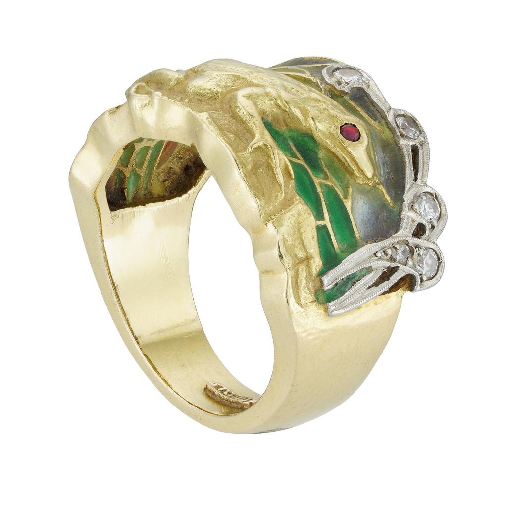 An Art Nouveau enamel ring by Marsiera, depicting a finely engraved gold frog in front of a multi-colour plique-à-jour enamel sunset, flanked by old brilliant-cut diamonds, circa 1910, signed Masriera, bearing later French import marks for 18ct gold