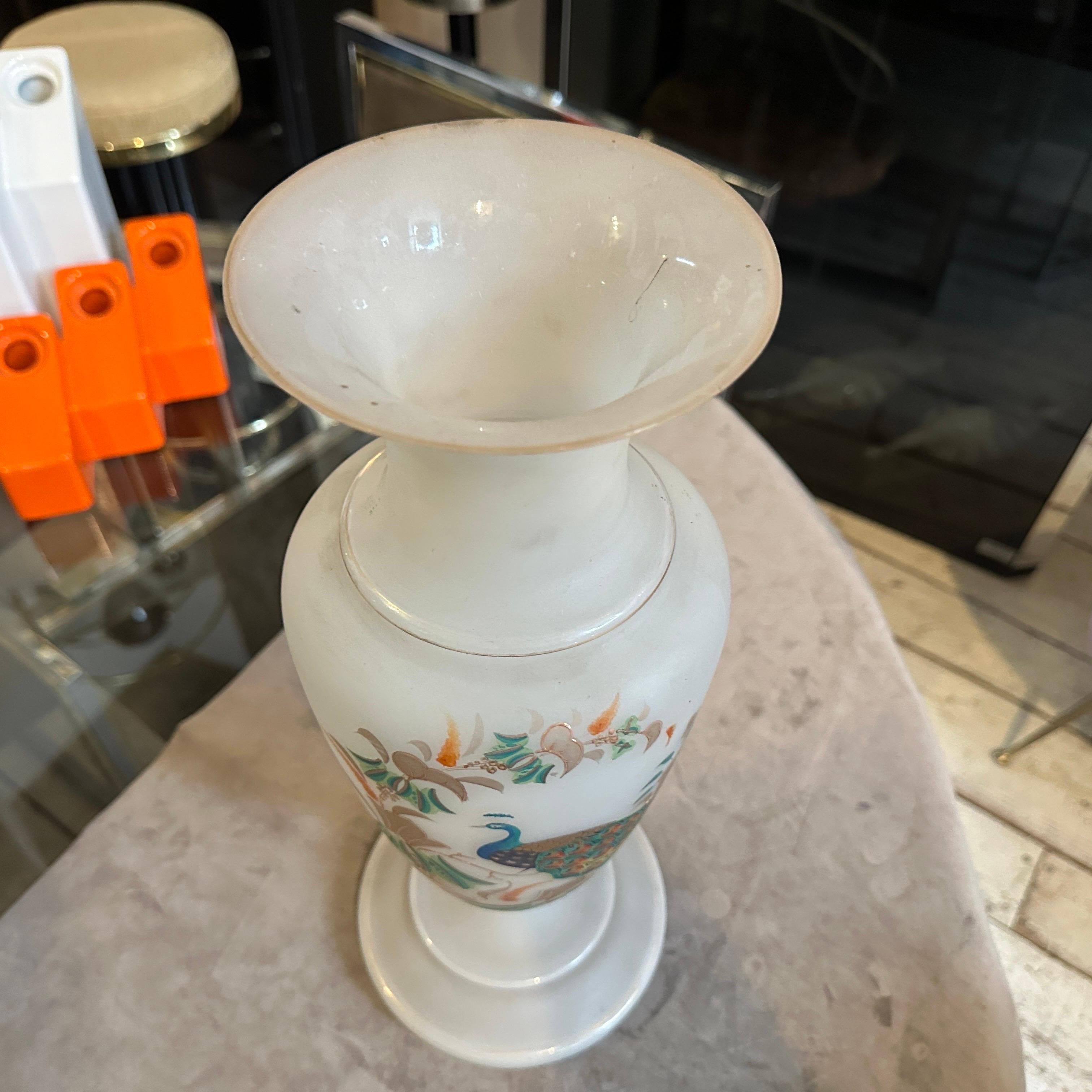 Un vaso italiano in vetro opalino dipinto a mano in stile Art Nouveau in vendita 4