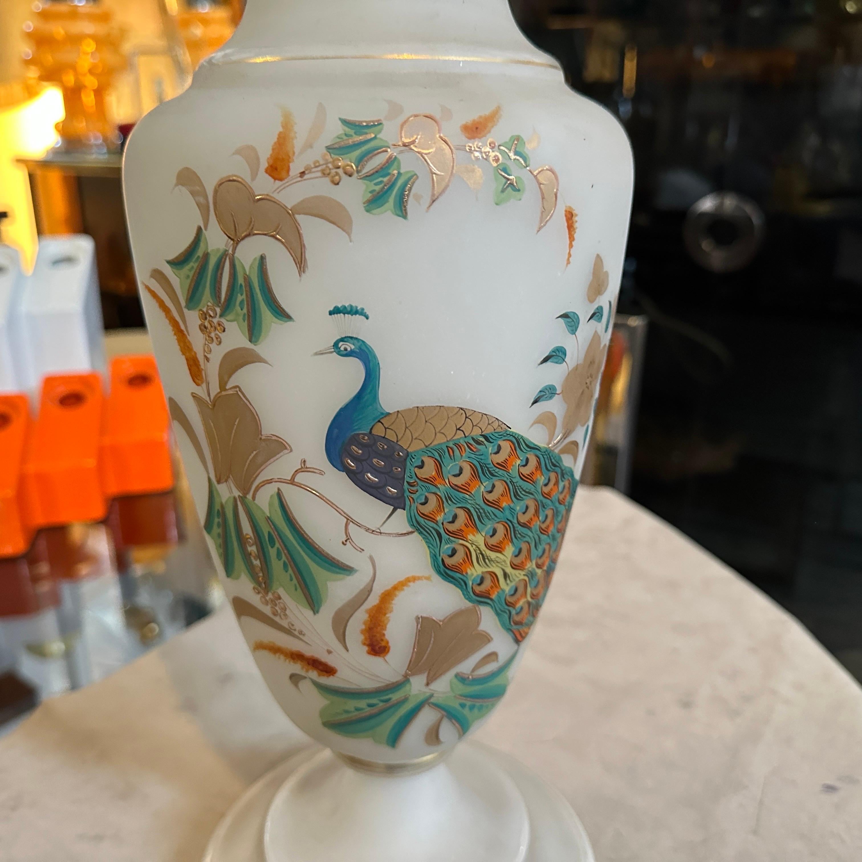 Un vaso italiano in vetro opalino dipinto a mano in stile Art Nouveau in vendita 5