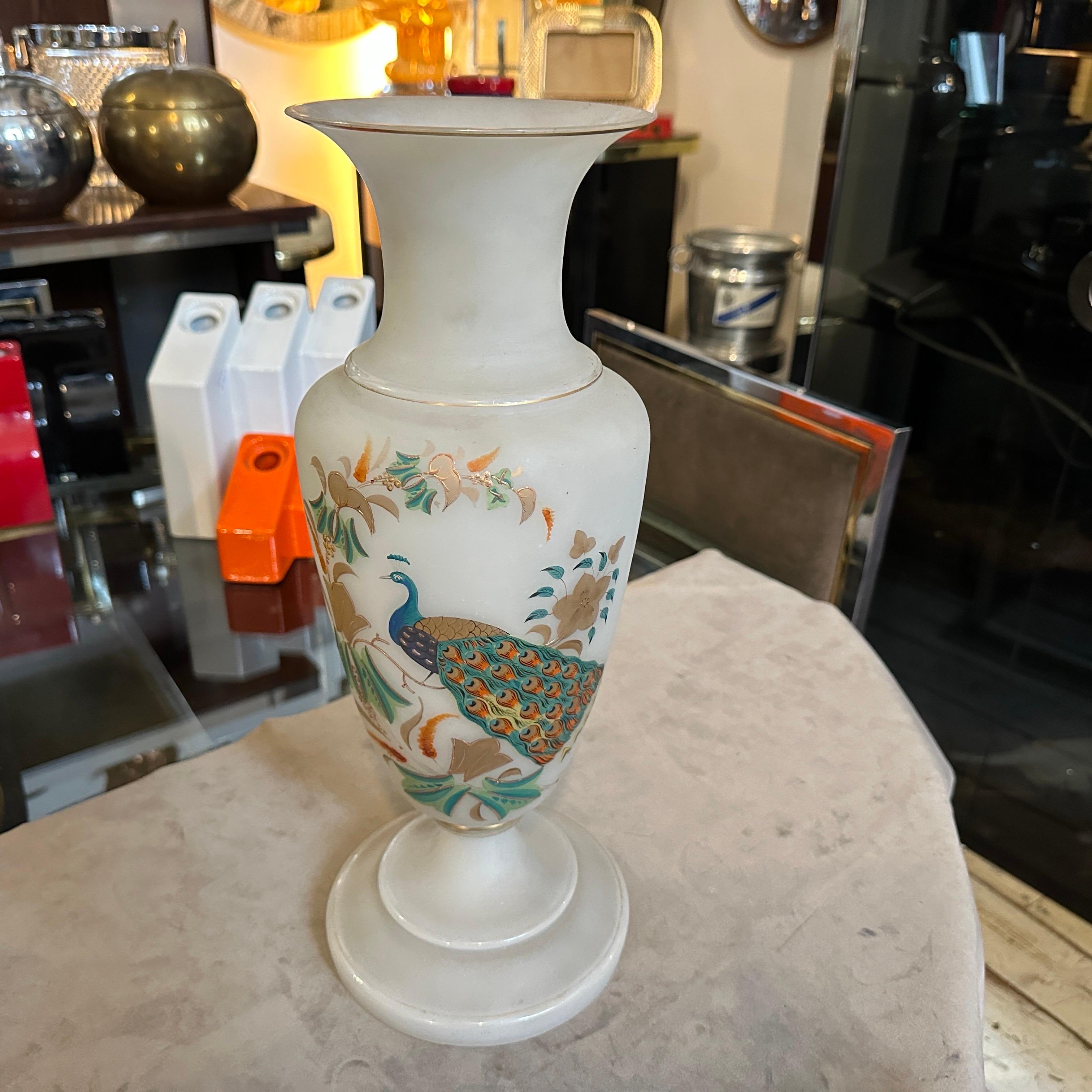 Un vaso italiano in vetro opalino dipinto a mano in stile Art Nouveau in vendita 6