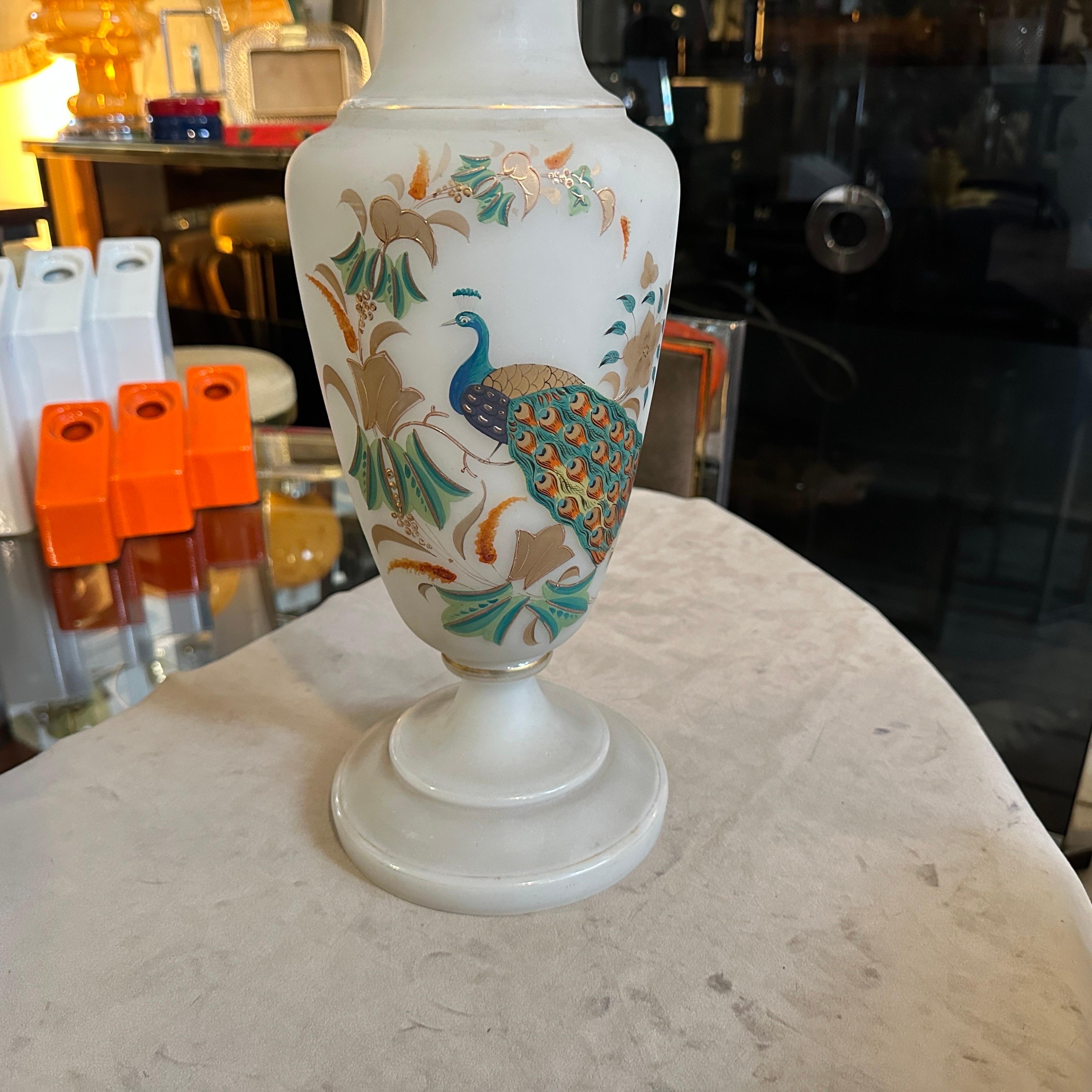 Un vaso italiano in vetro opalino dipinto a mano in stile Art Nouveau in vendita 7