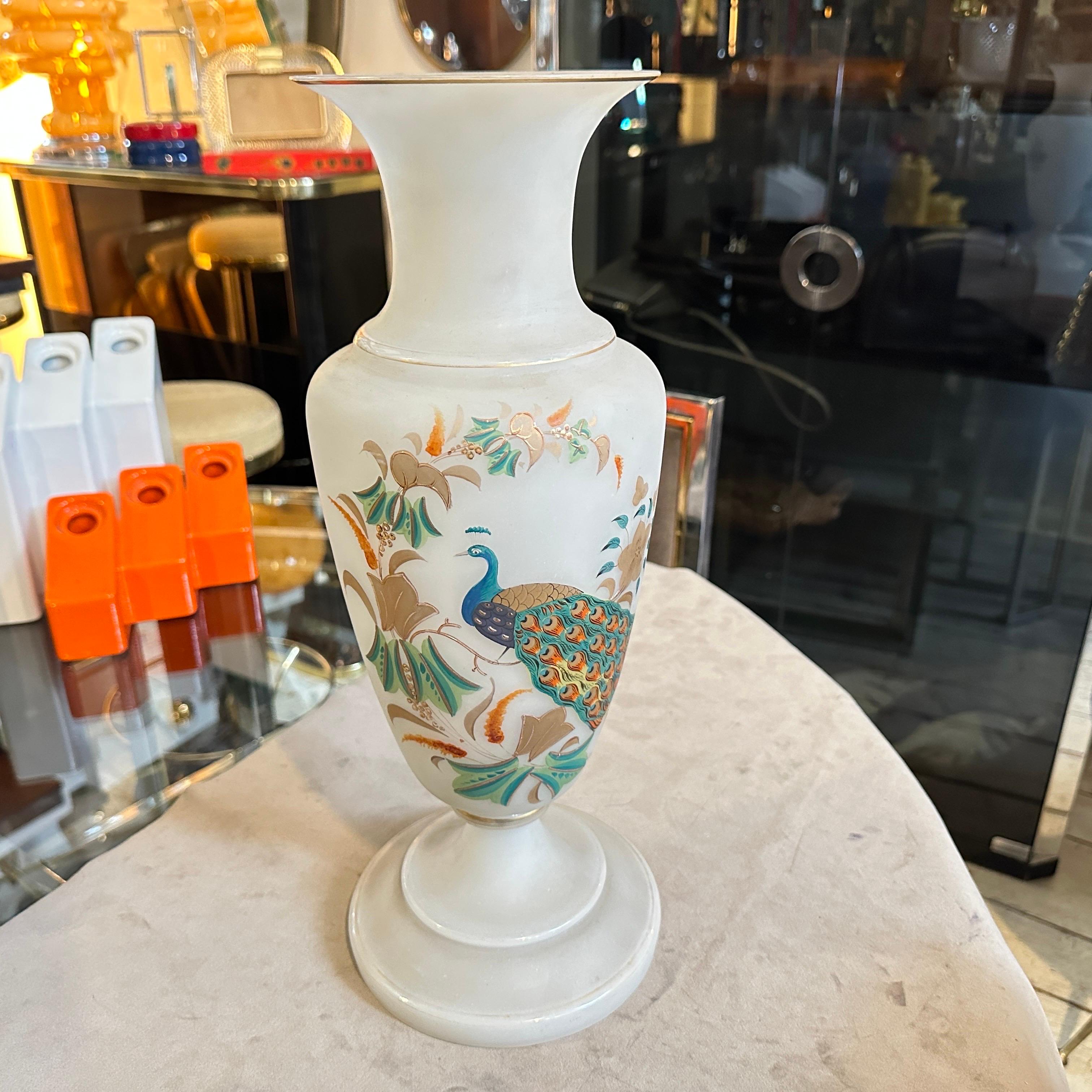 Si tratta di uno splendido vaso italiano dipinto a mano in stile Art Nouveau, caratterizzato da curve eleganti e motivi ispirati alla natura. Il vaso presenta un collo graziosamente svasato e un corpo arrotondato che si assottiglia verso una base a