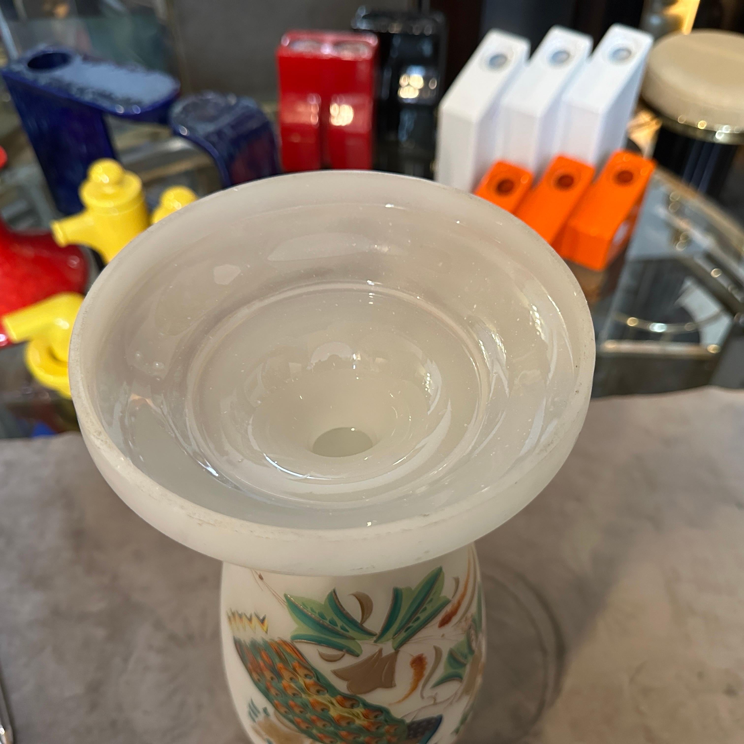 Italiano Un vaso italiano in vetro opalino dipinto a mano in stile Art Nouveau in vendita
