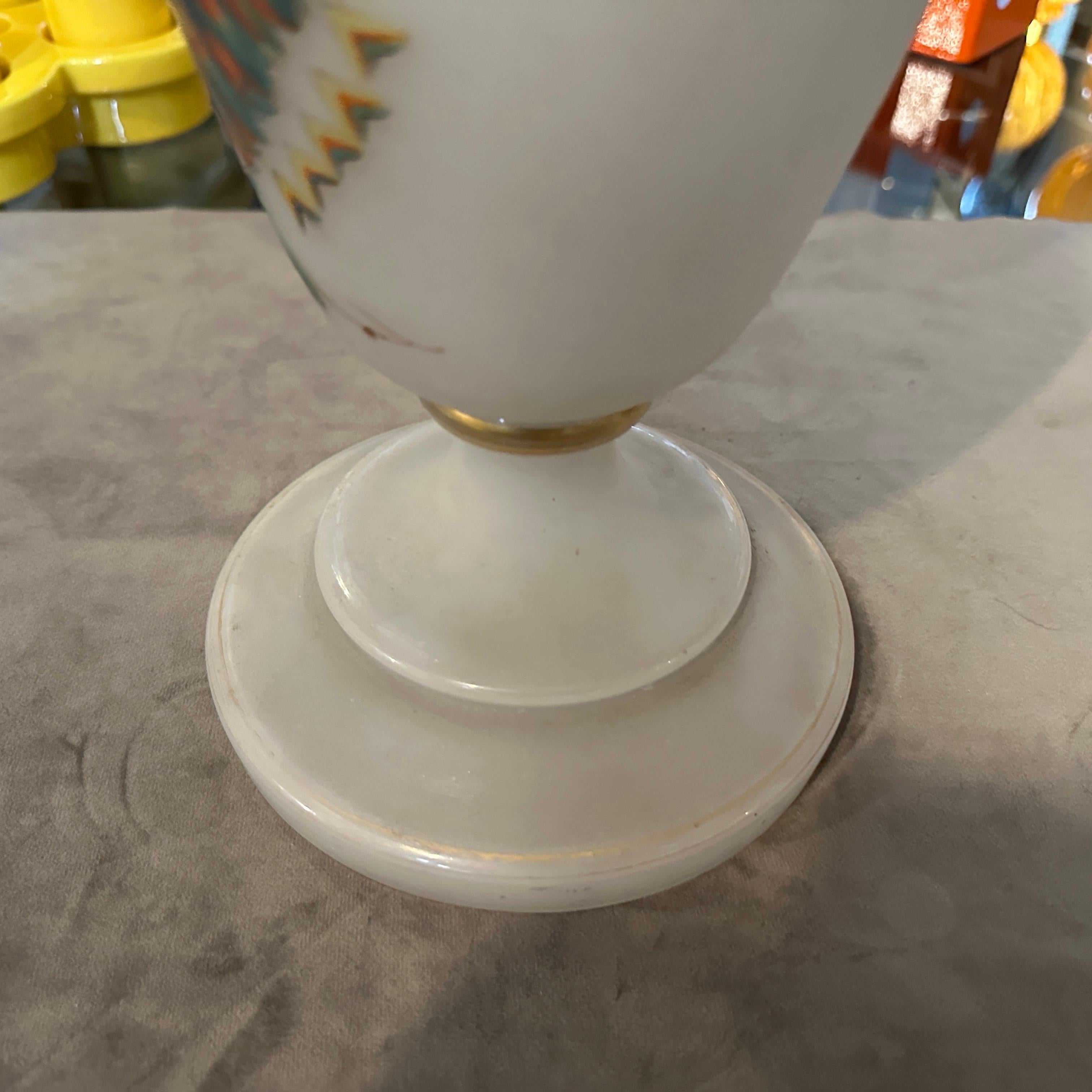 Un vaso italiano in vetro opalino dipinto a mano in stile Art Nouveau In condizioni buone in vendita a Catania, Sicilia
