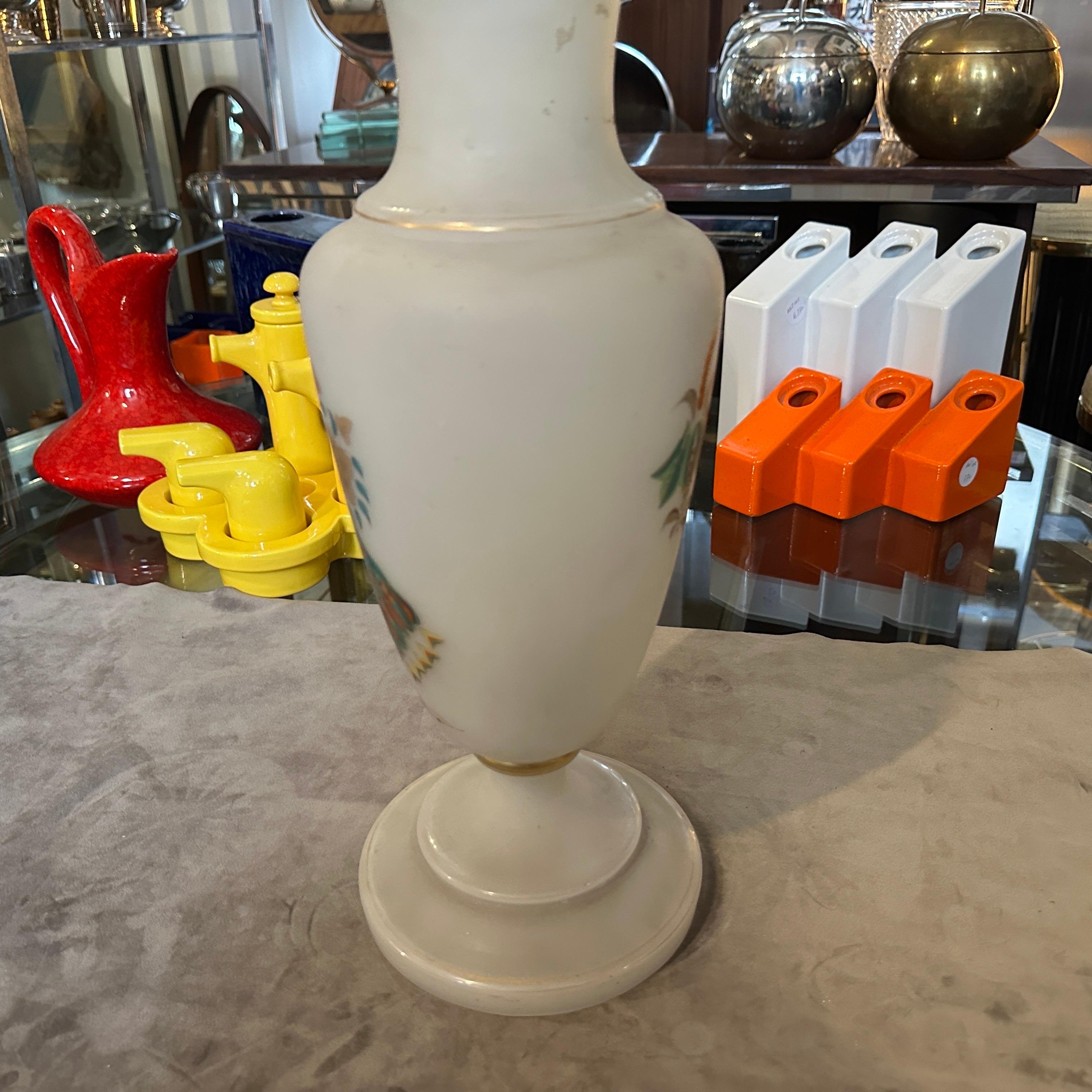 XX secolo Un vaso italiano in vetro opalino dipinto a mano in stile Art Nouveau in vendita