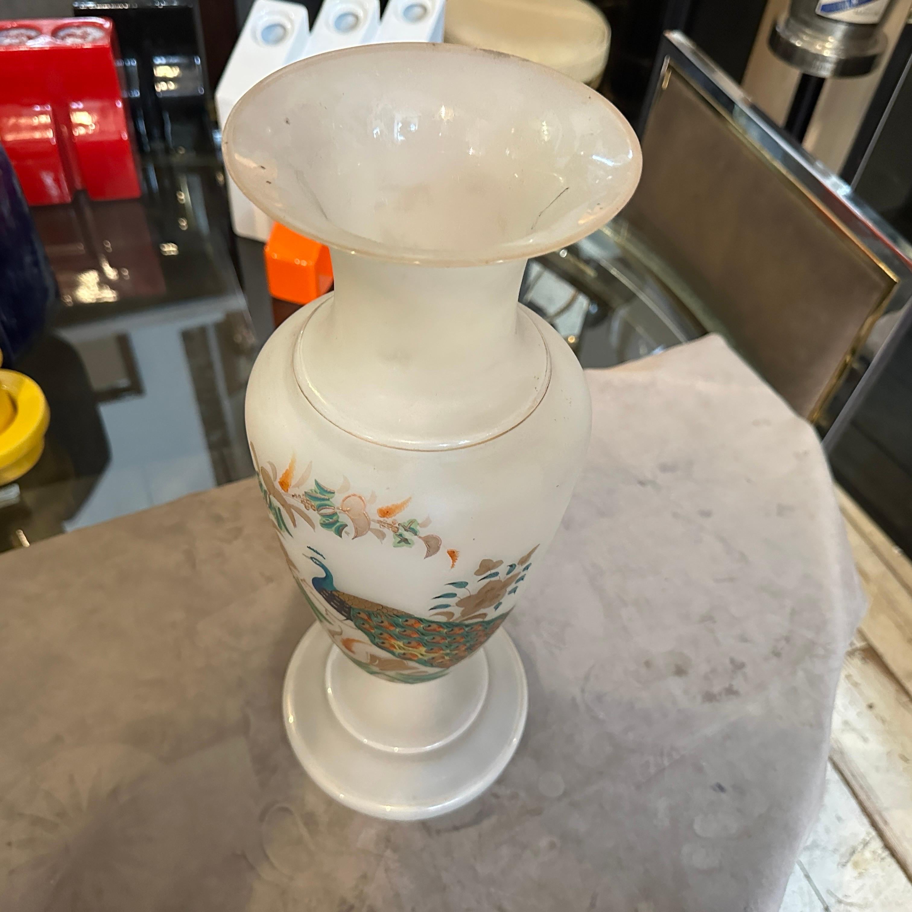Vetro opalino Un vaso italiano in vetro opalino dipinto a mano in stile Art Nouveau in vendita