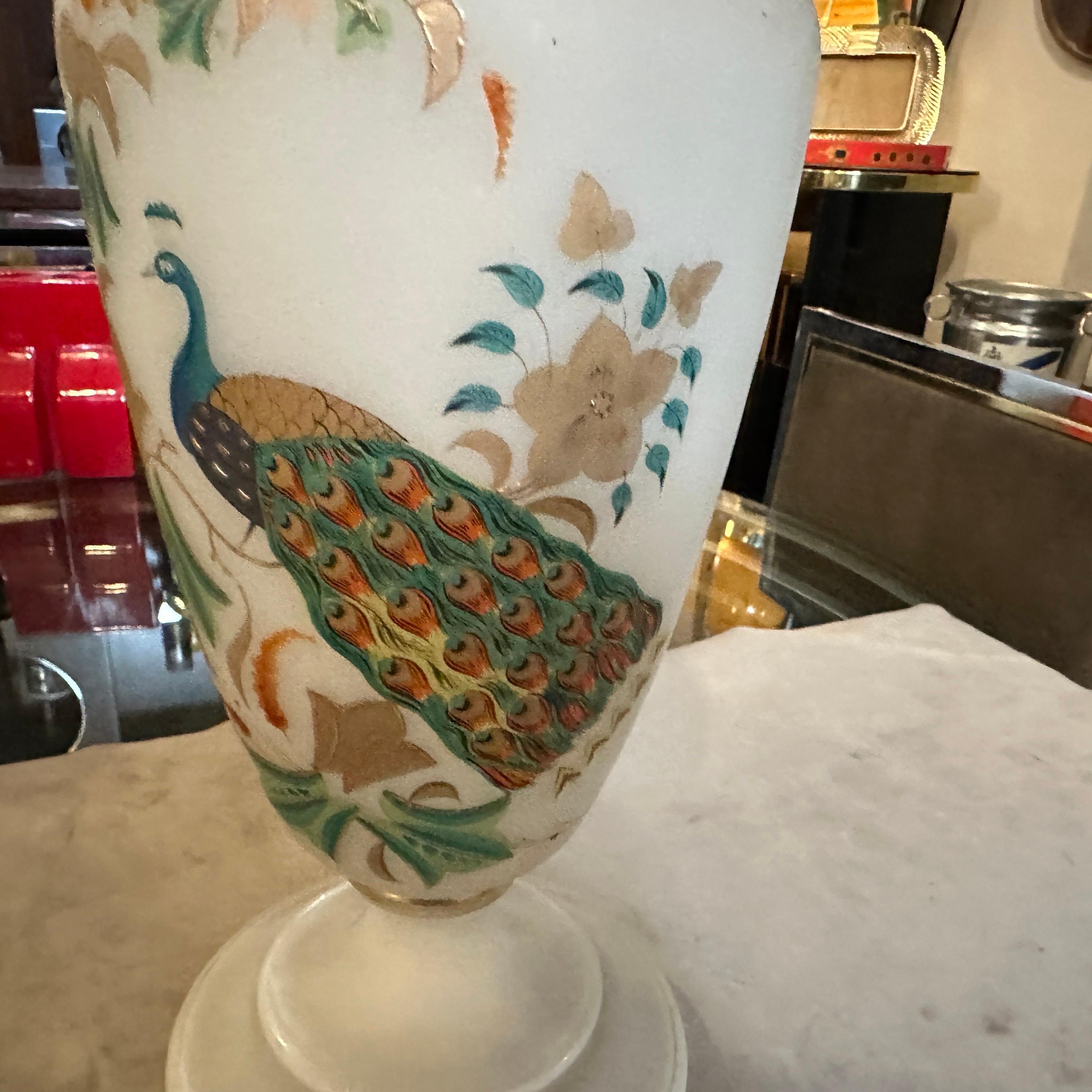 Un vaso italiano in vetro opalino dipinto a mano in stile Art Nouveau in vendita 1