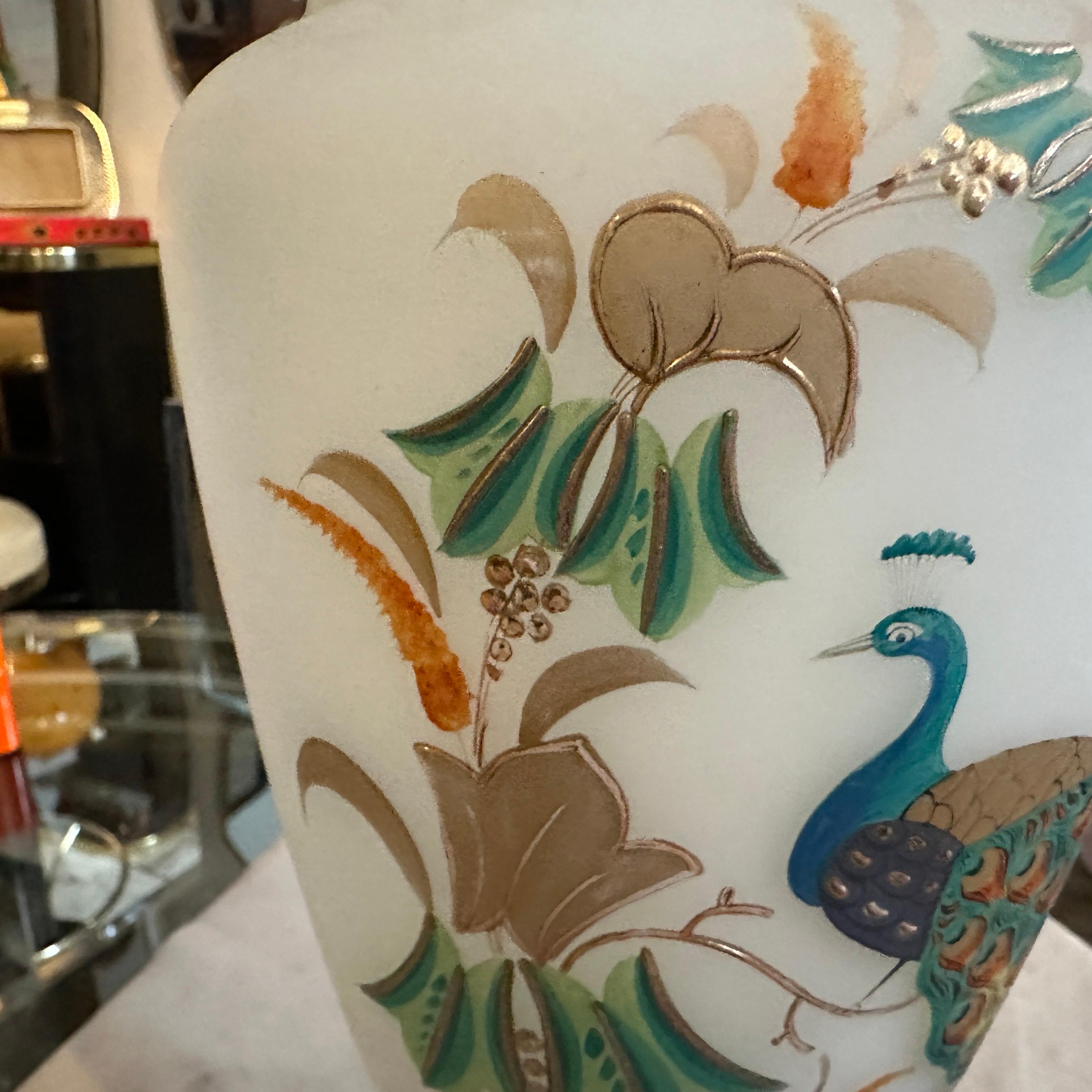 Un vaso italiano in vetro opalino dipinto a mano in stile Art Nouveau in vendita 2