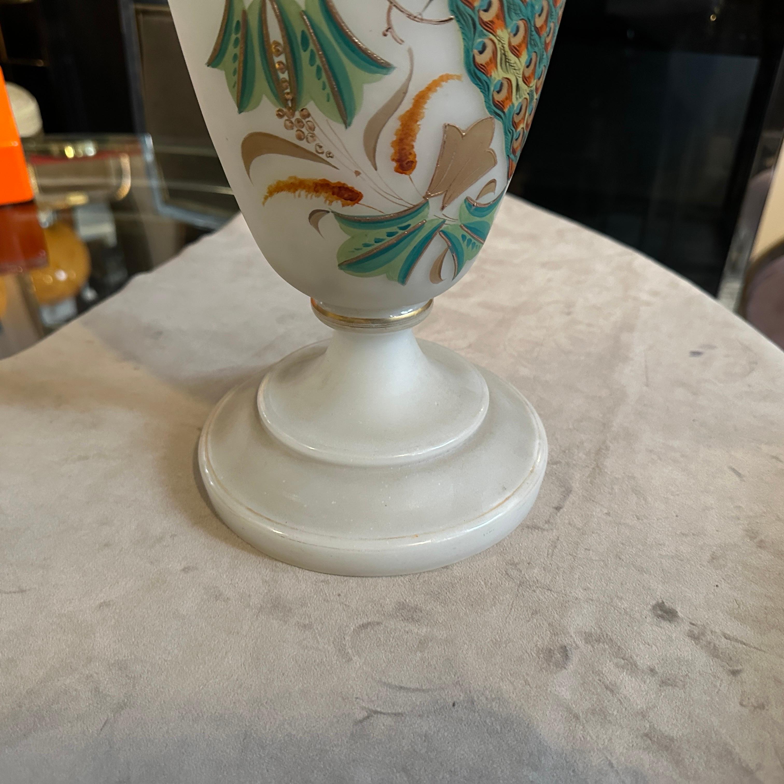 Un vaso italiano in vetro opalino dipinto a mano in stile Art Nouveau in vendita 3
