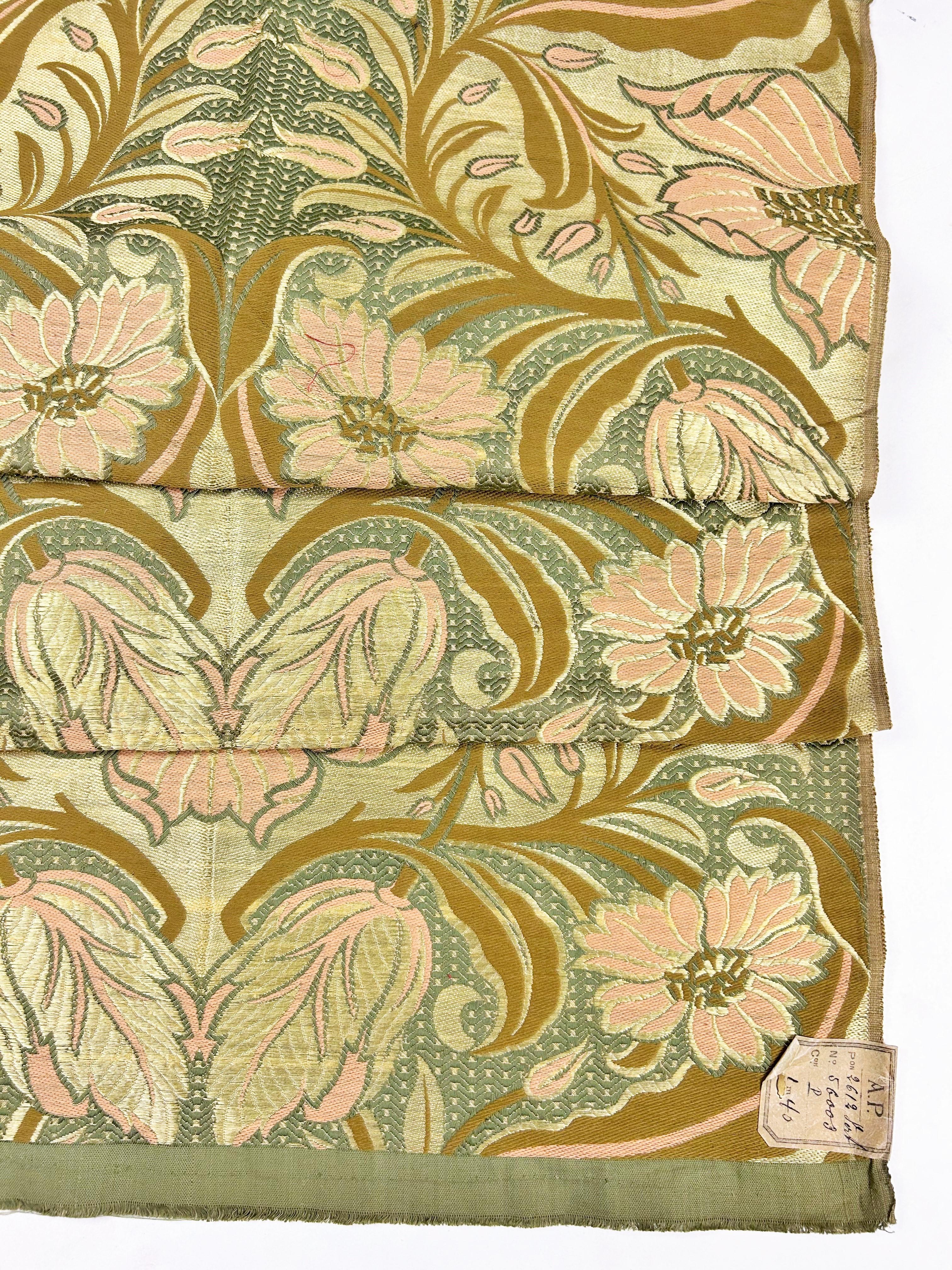 An Art Nouveau Jacquart weaven length - France Circa 1900 For Sale 4