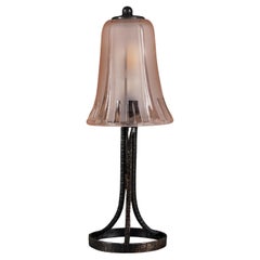Una lampada Art Nouveau con paralume in vetro rosa
