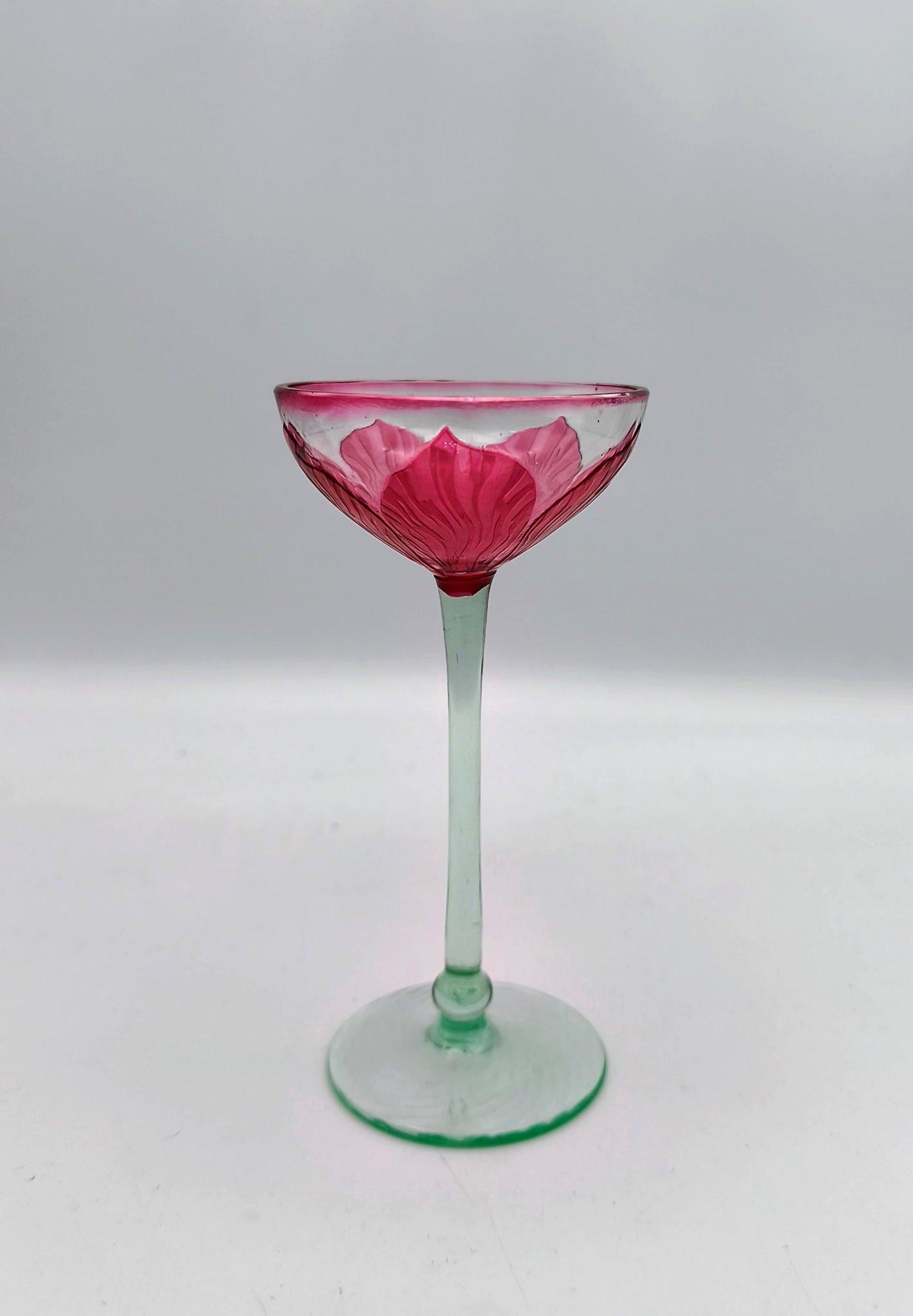 Maravilloso diseño art nouveau - Jugendstil de Colonia fabricado hacia 1902 por la Rheinische Glashuetten AG Koeln-Ehrenfeld. La empresa ejecutó obras de diseñadores famosos como Peter Behrens, Joseph Maria Olbrich y Koloman Moser, pero para este