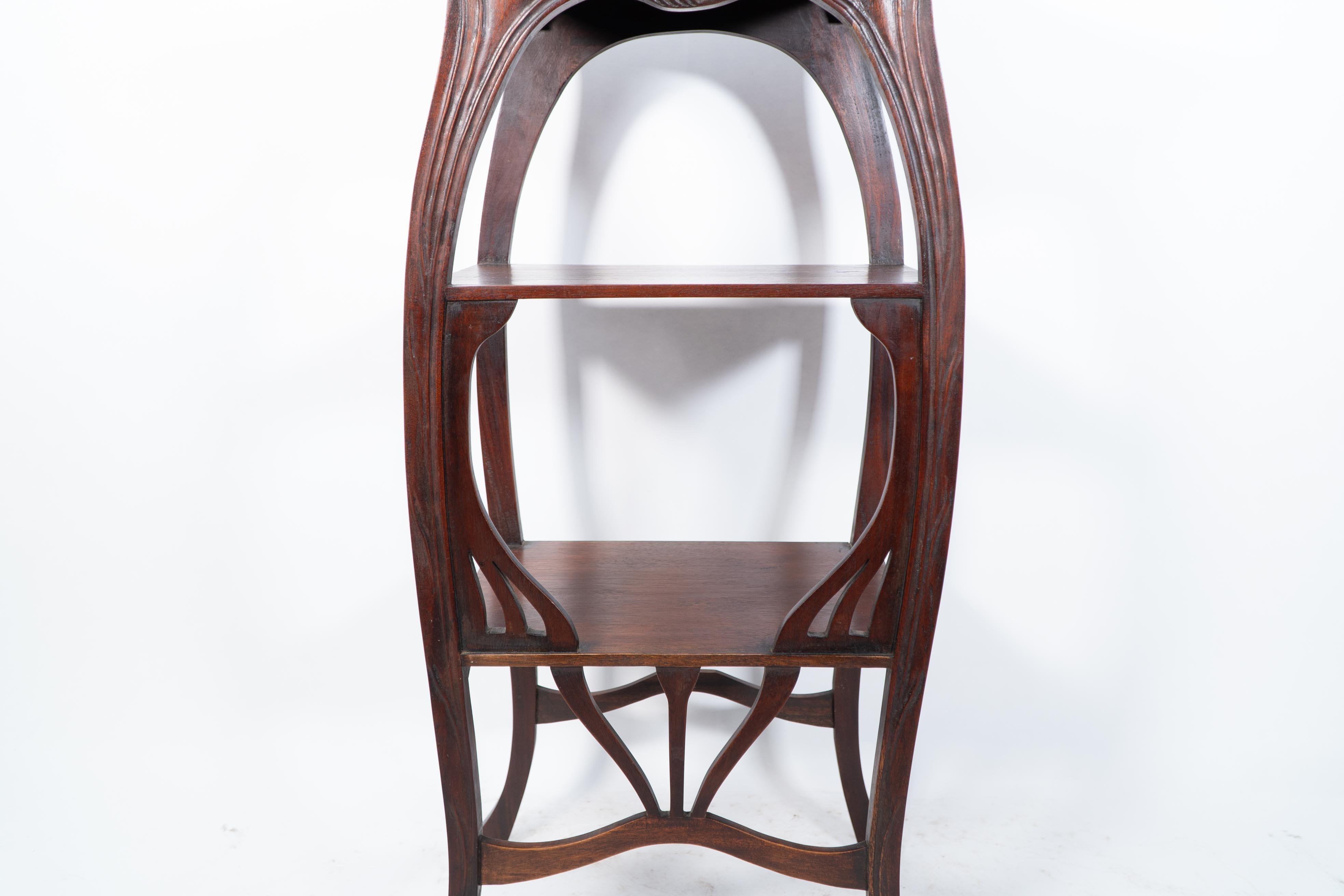 Un support à plantes Art Nouveau en acajou à trois niveaux avec des sculptures florales peu profondes. en vente 3