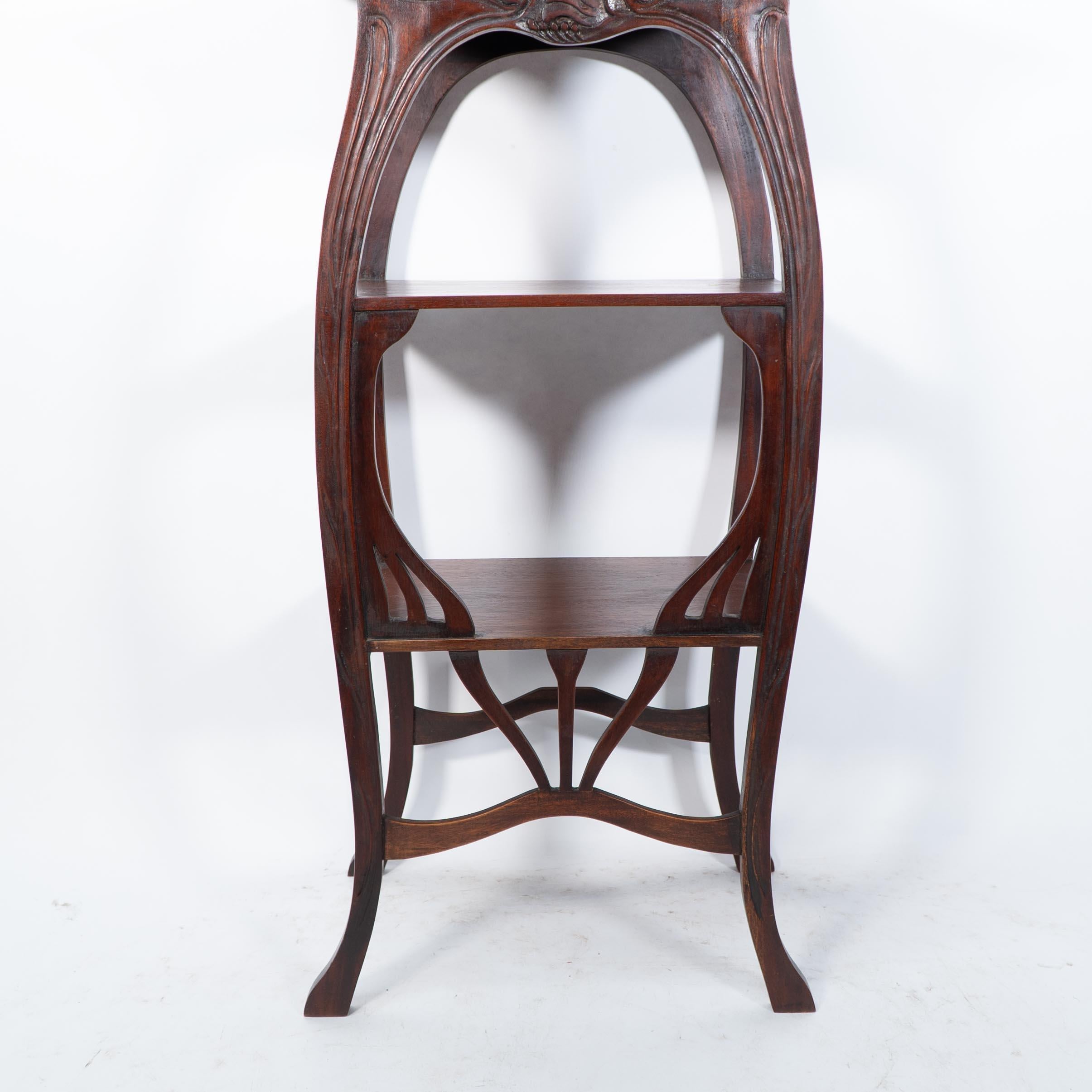 Un support à plantes Art Nouveau en acajou à trois niveaux avec des sculptures florales peu profondes. en vente 4