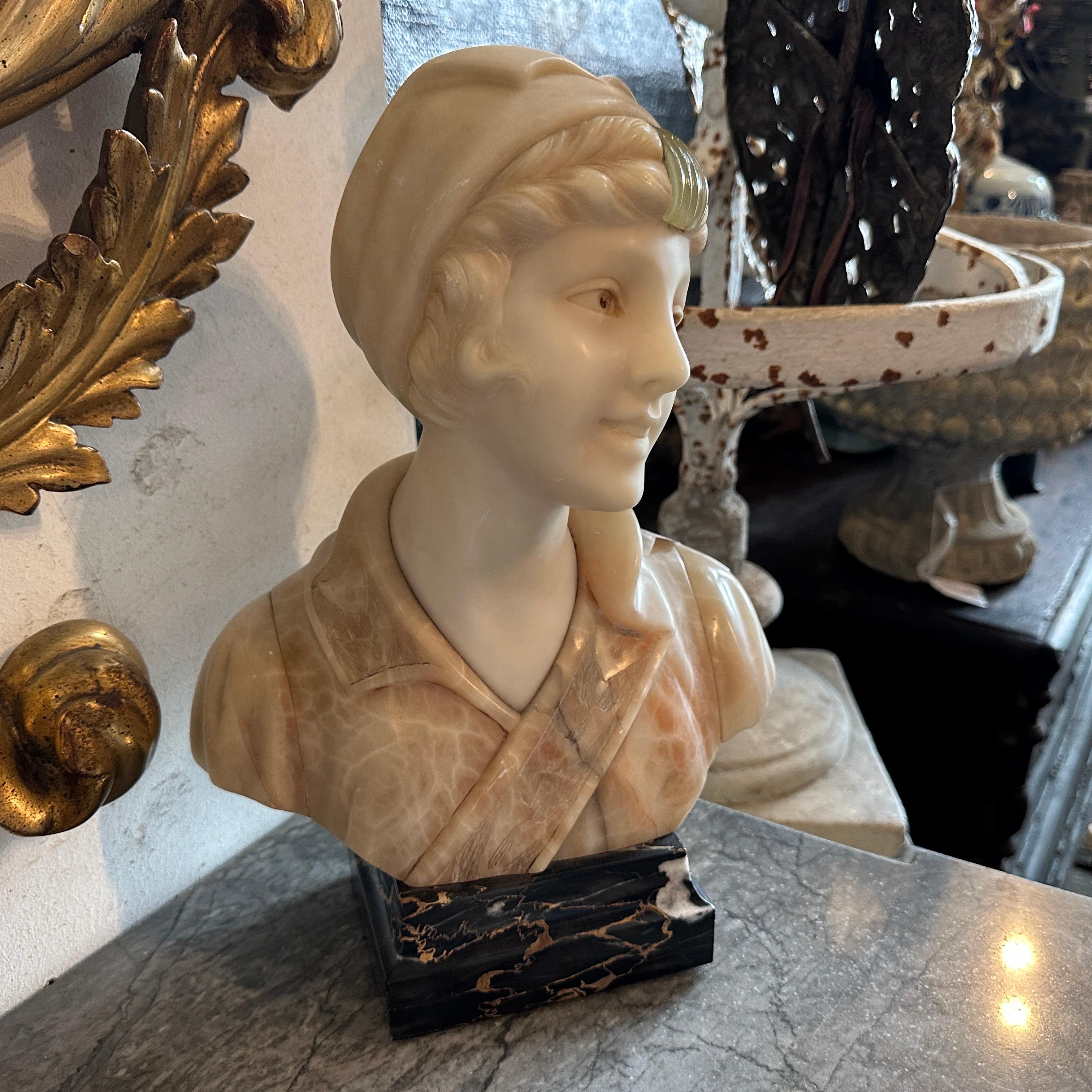 Italiano Busto in marmo Art Nouveau di una giovane ragazza in vendita