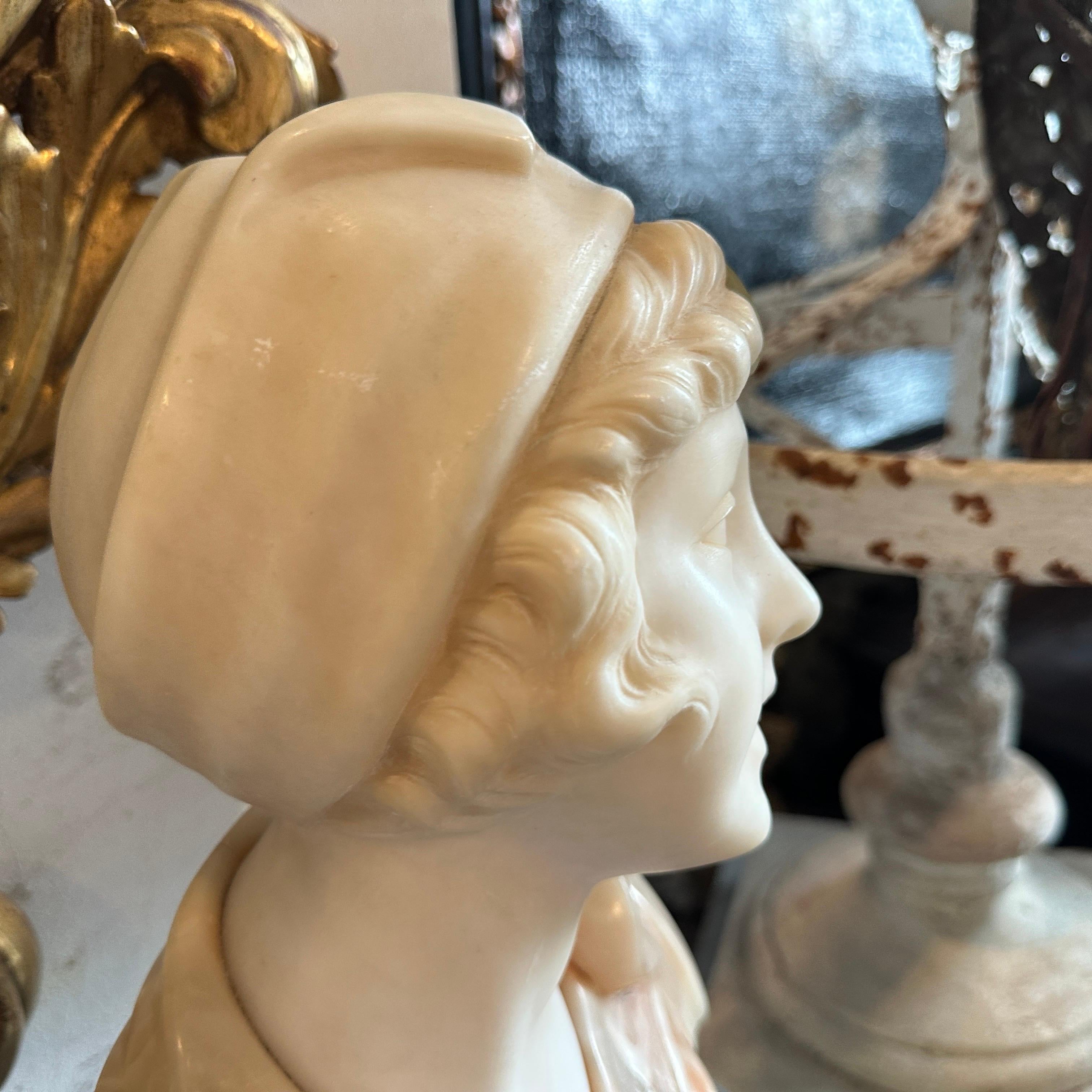 Intagliato a mano Busto in marmo Art Nouveau di una giovane ragazza in vendita