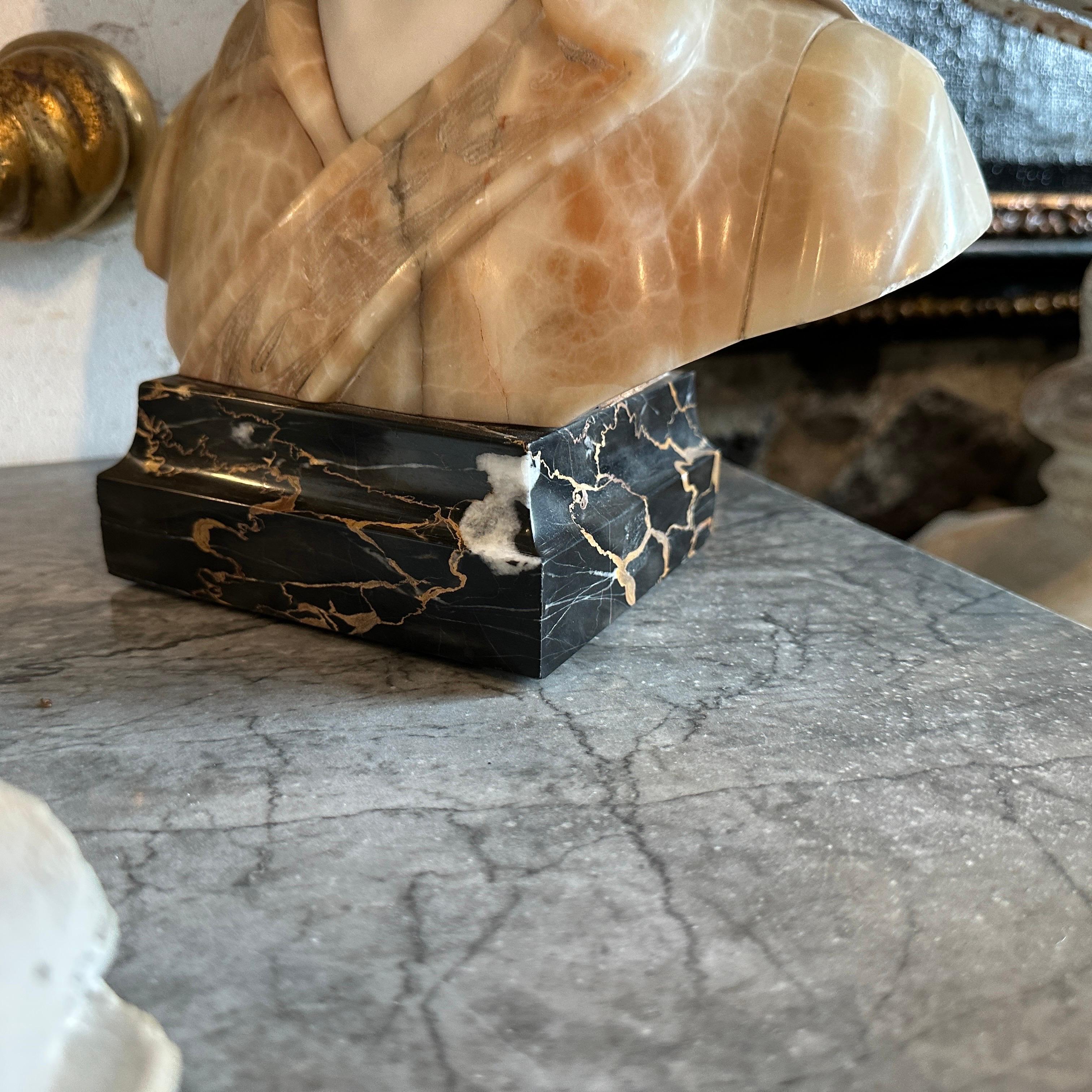 XX secolo Busto in marmo Art Nouveau di una giovane ragazza in vendita