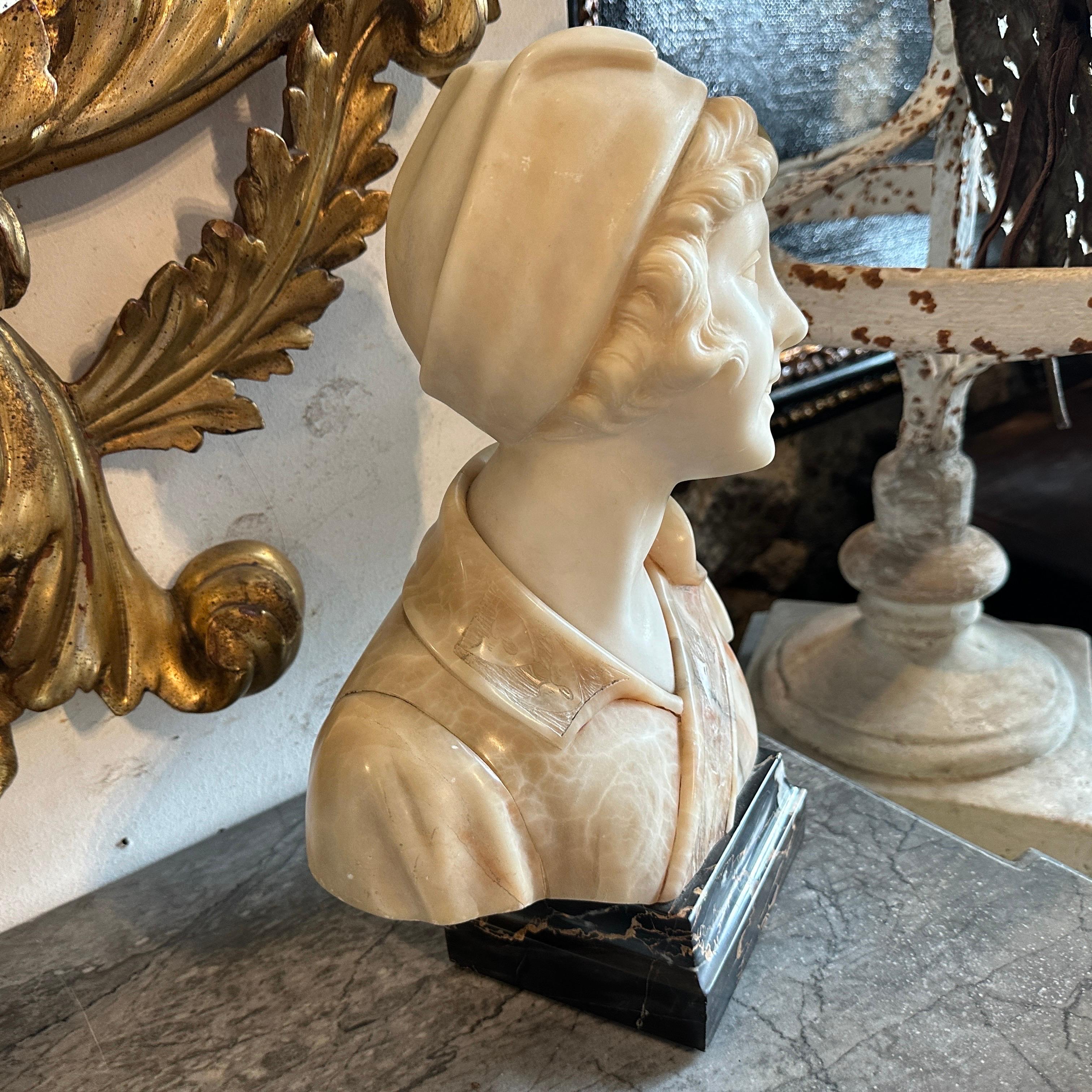 Giada Busto in marmo Art Nouveau di una giovane ragazza in vendita