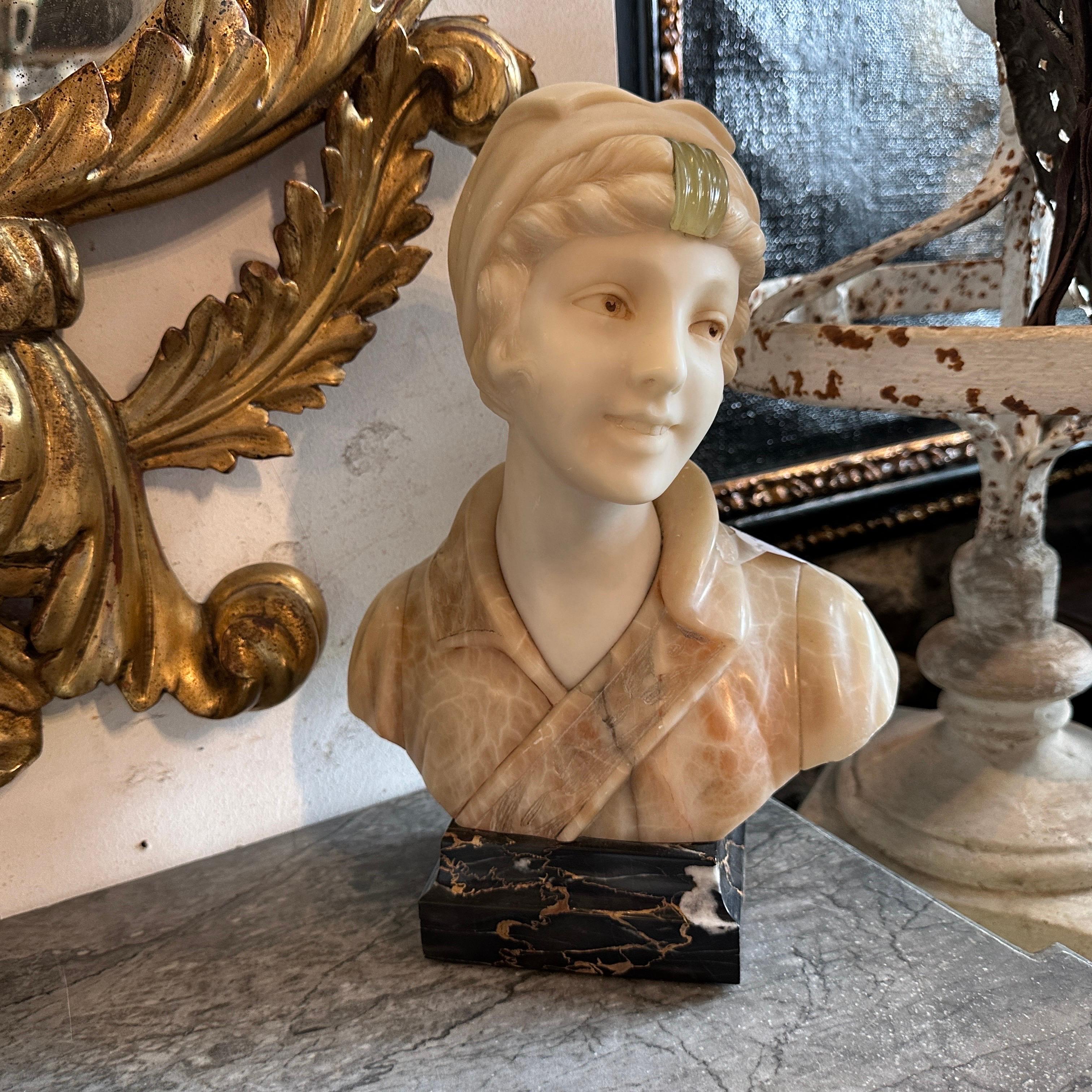 Busto in marmo Art Nouveau di una giovane ragazza in vendita 2