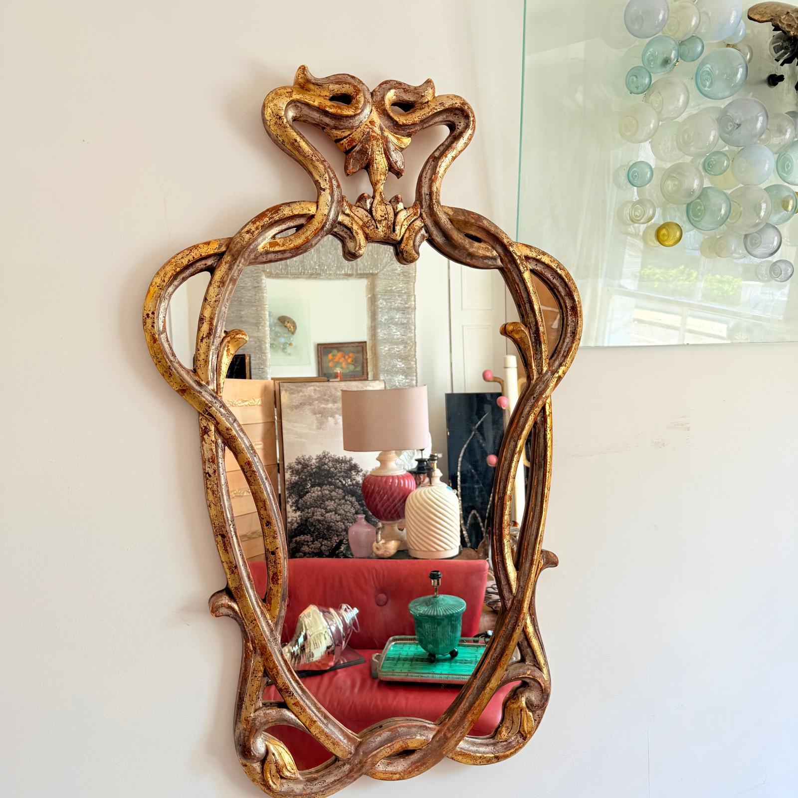 Miroir Art Nouveau dans un cadre en bois argenté et doré, dans le style typique du coup de fouet d'Hector Guimard. A.I.C. C.1910