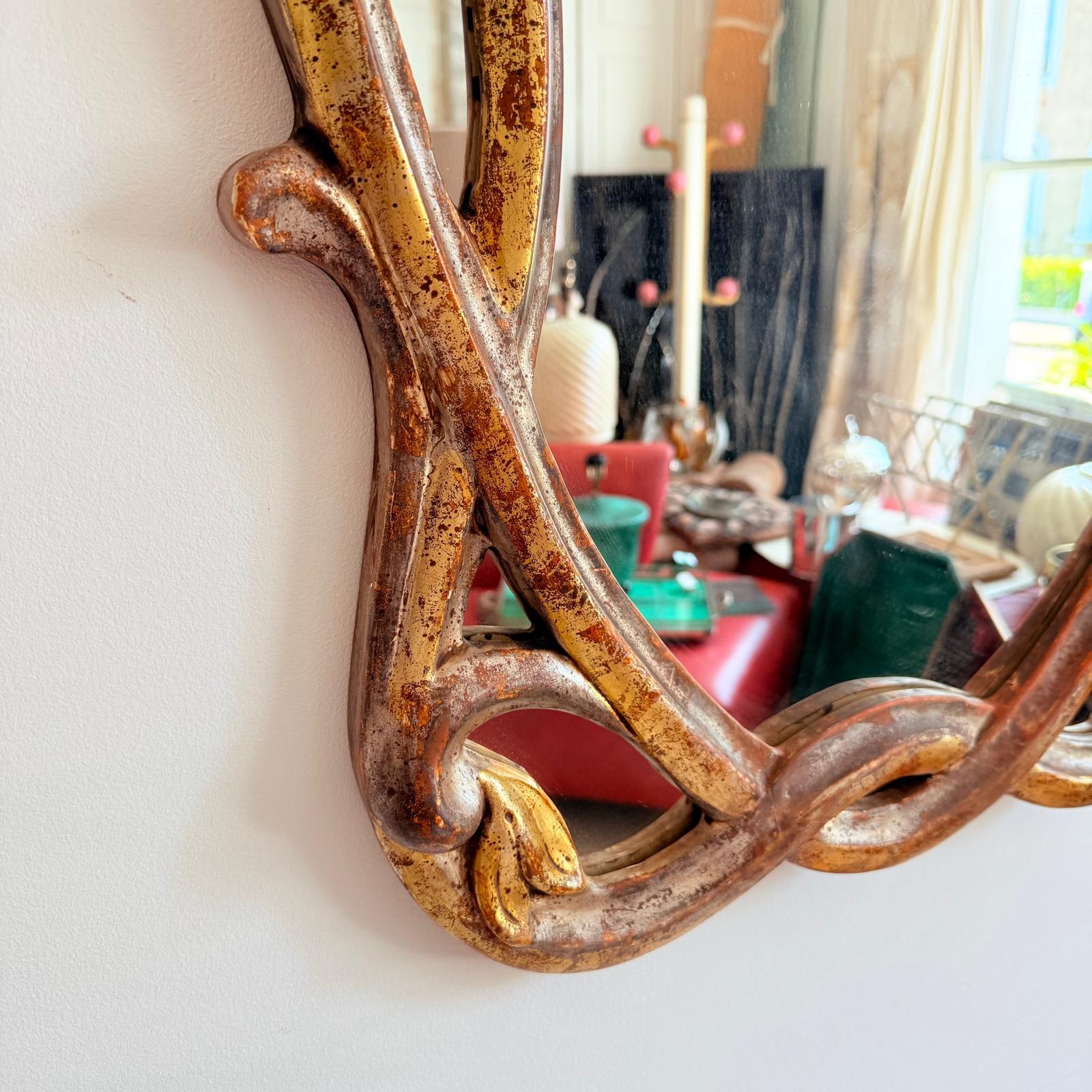Sculpté à la main Miroir Art Nouveau dans un cadre en bois doré et argenté. A.I.C. C.1910 en vente