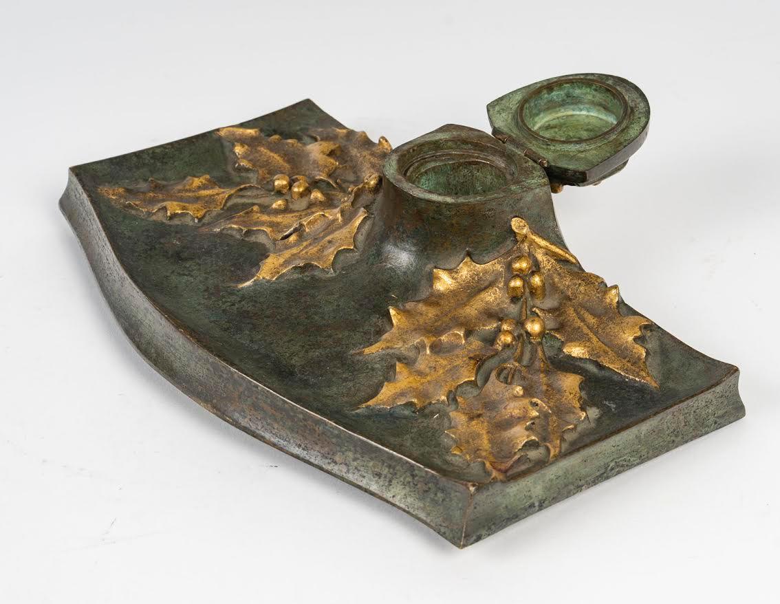 Tintero Art Nouveau de bronce patinado y dorado, hacia 1900.

Tintero Art Nouveau de bronce patinado y dorado, firmado, hacia 1900, al que le falta el receptáculo de cristal.
Alto: 5,5 cm, Ancho: 20 cm, Fondo: 13 cm