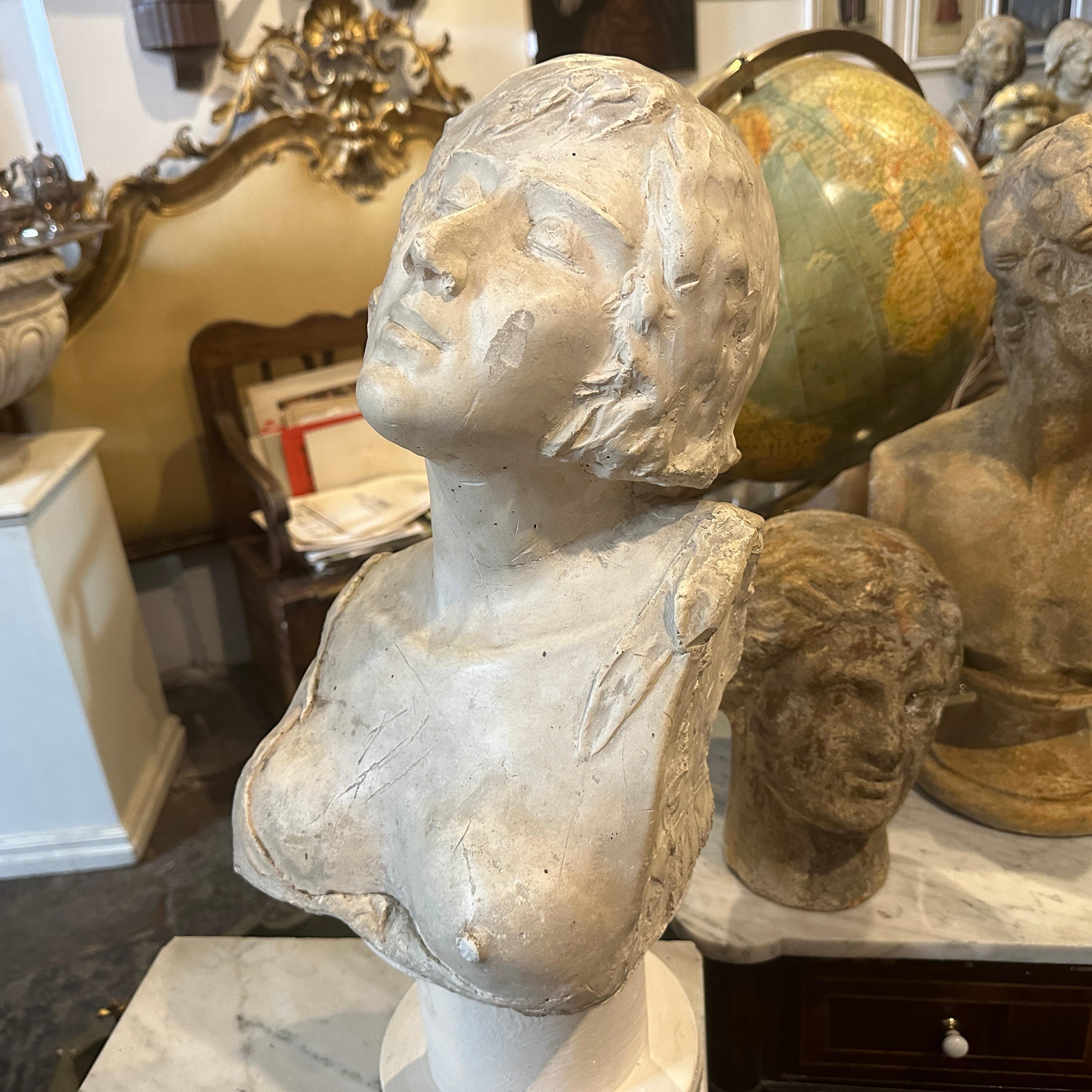 An Art Nouveau Plaster Italian Sculpture of a Woman In Good Condition For Sale In Catania, Sicilia