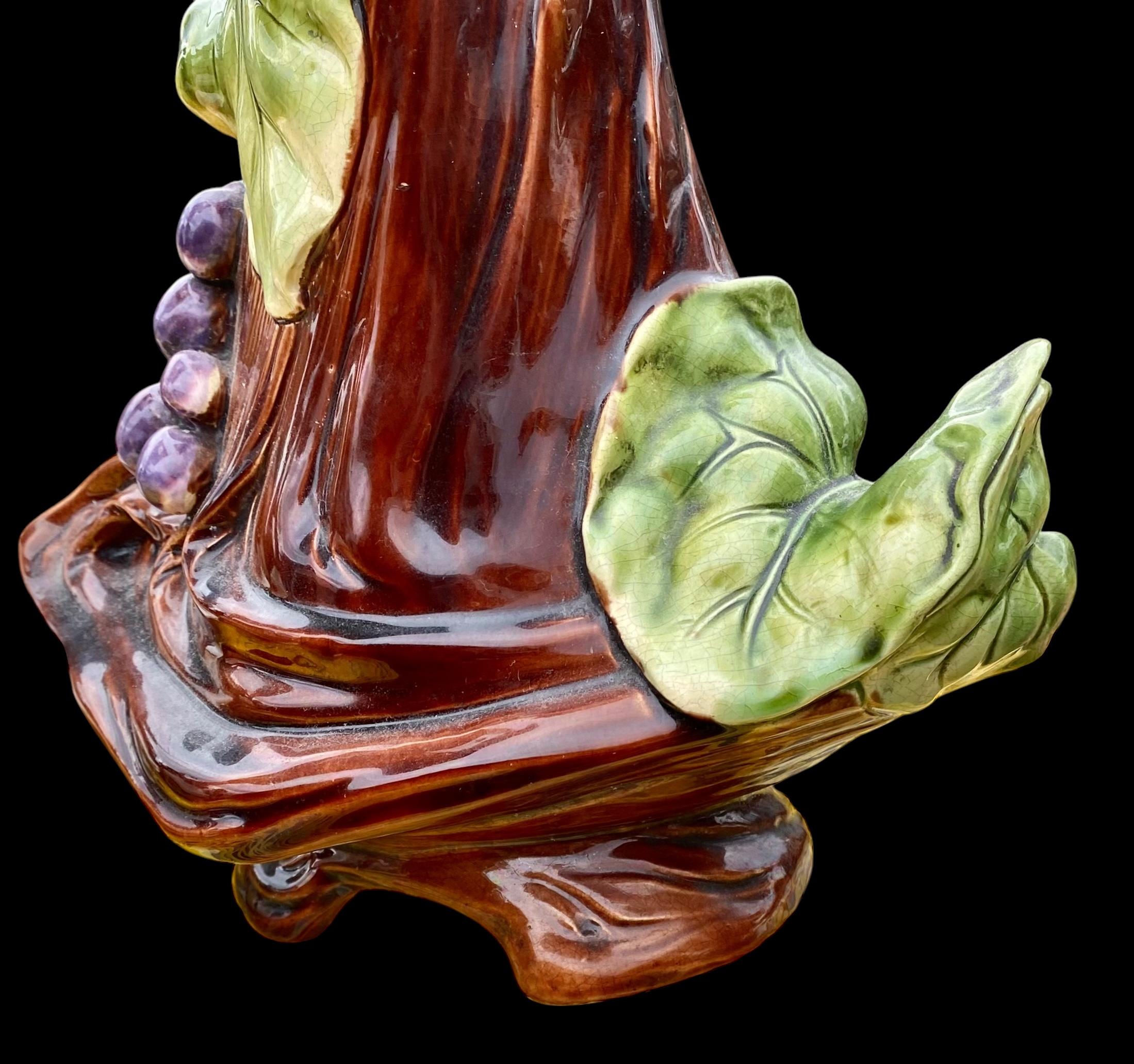Un vaso in maiolica Art Nouveau Design/One con prugne in vendita 3
