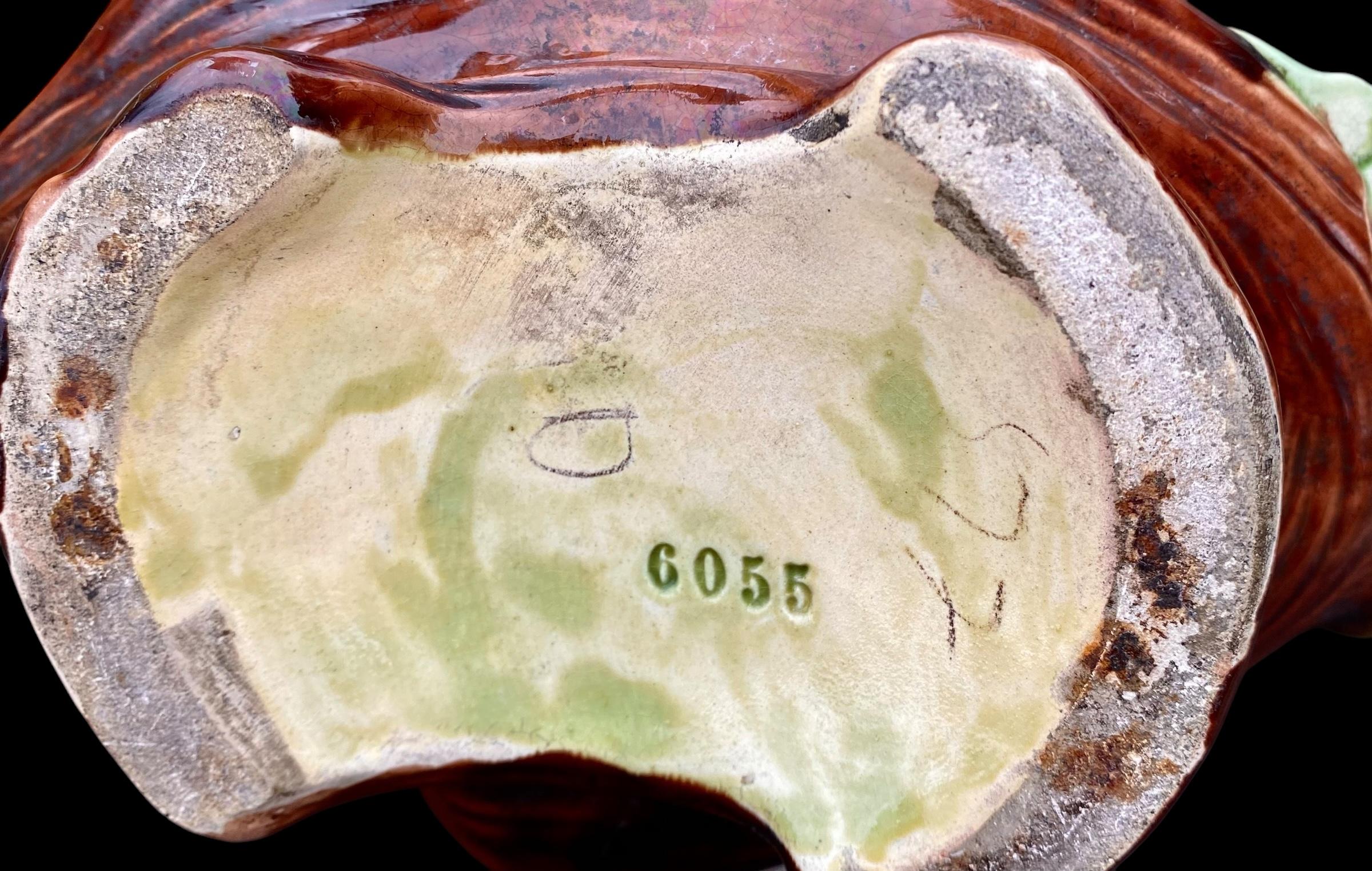 Un vaso in maiolica Art Nouveau Design/One con prugne in vendita 5