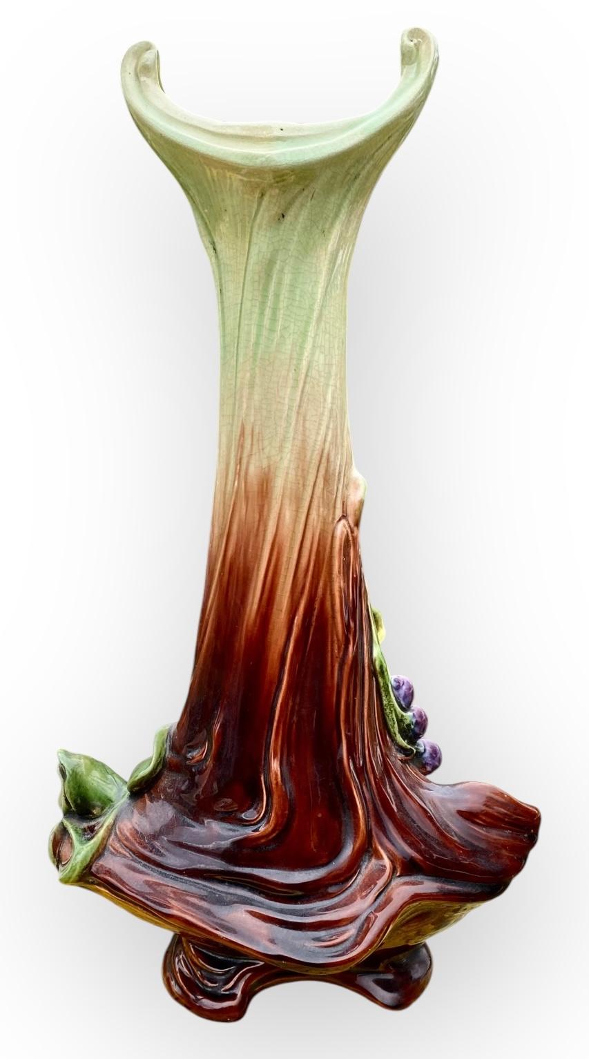 Grande vaso in maiolica Art Nouveau Bohemia con belle sfumature di marrone, prugna e verde foglia. Il fogliame e la decorazione dei frutti di prugna si sviluppano intorno al collo e alla gola, fino alla base.
Un'aggiunta deliziosa alla tua