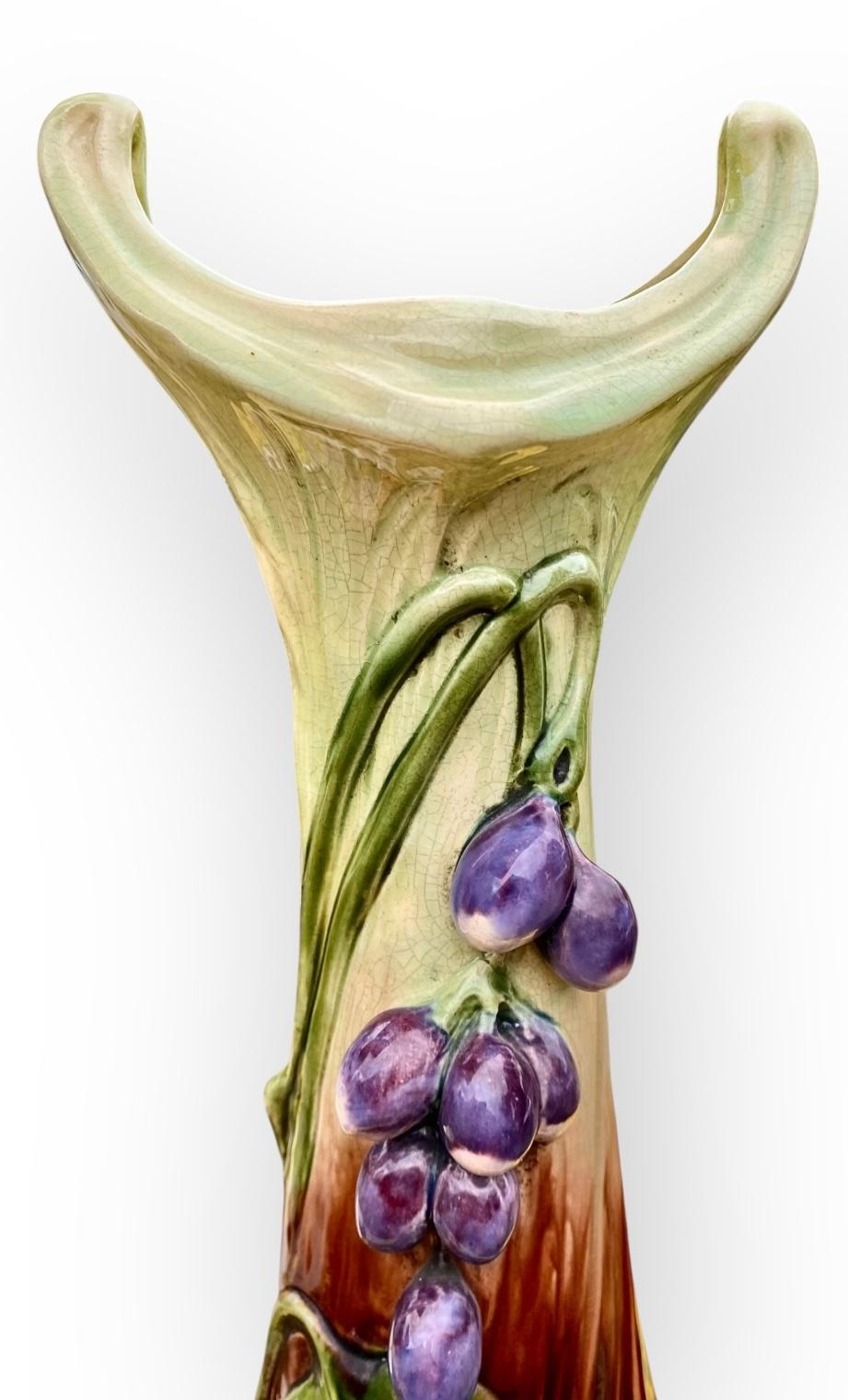 Ceco Un vaso in maiolica Art Nouveau Design/One con prugne in vendita