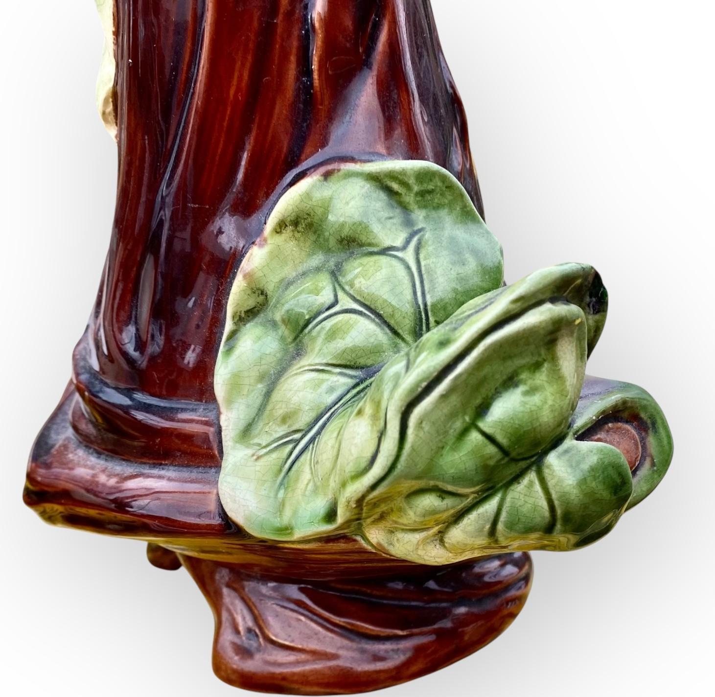 Smaltato Un vaso in maiolica Art Nouveau Design/One con prugne in vendita