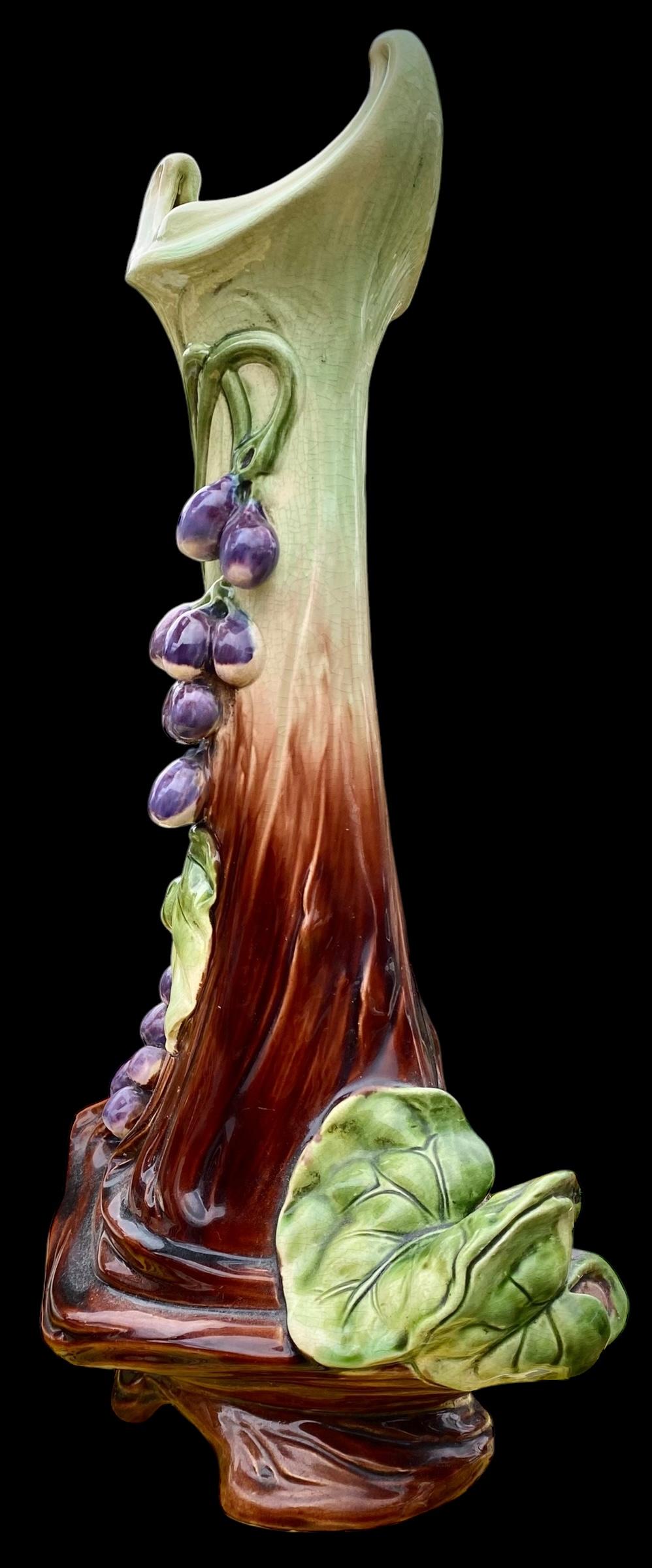 Un vaso in maiolica Art Nouveau Design/One con prugne in vendita 1