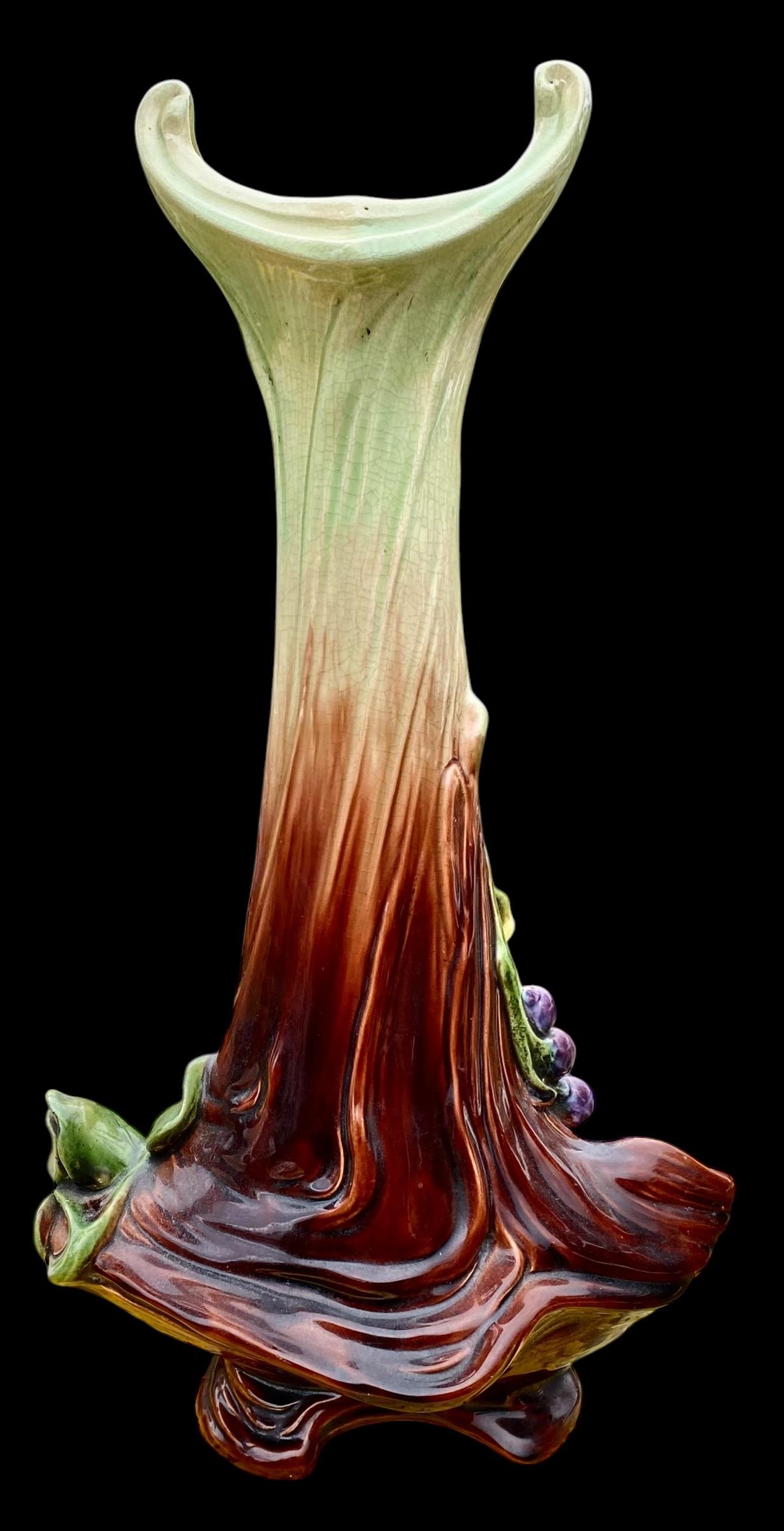 Un vaso in maiolica Art Nouveau Design/One con prugne in vendita 2