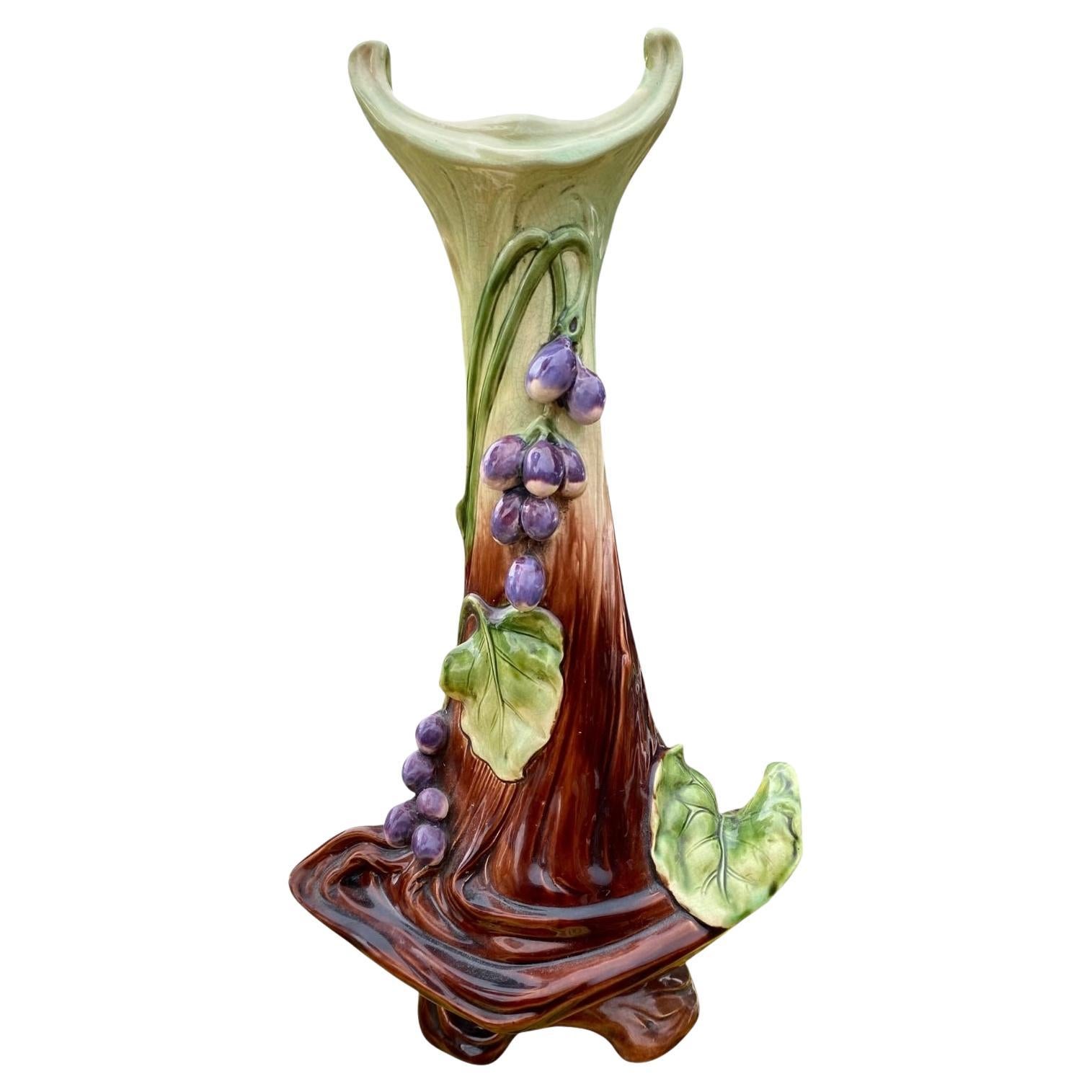Vase Amphora en majolique à décor de prunes Art Nouveau
