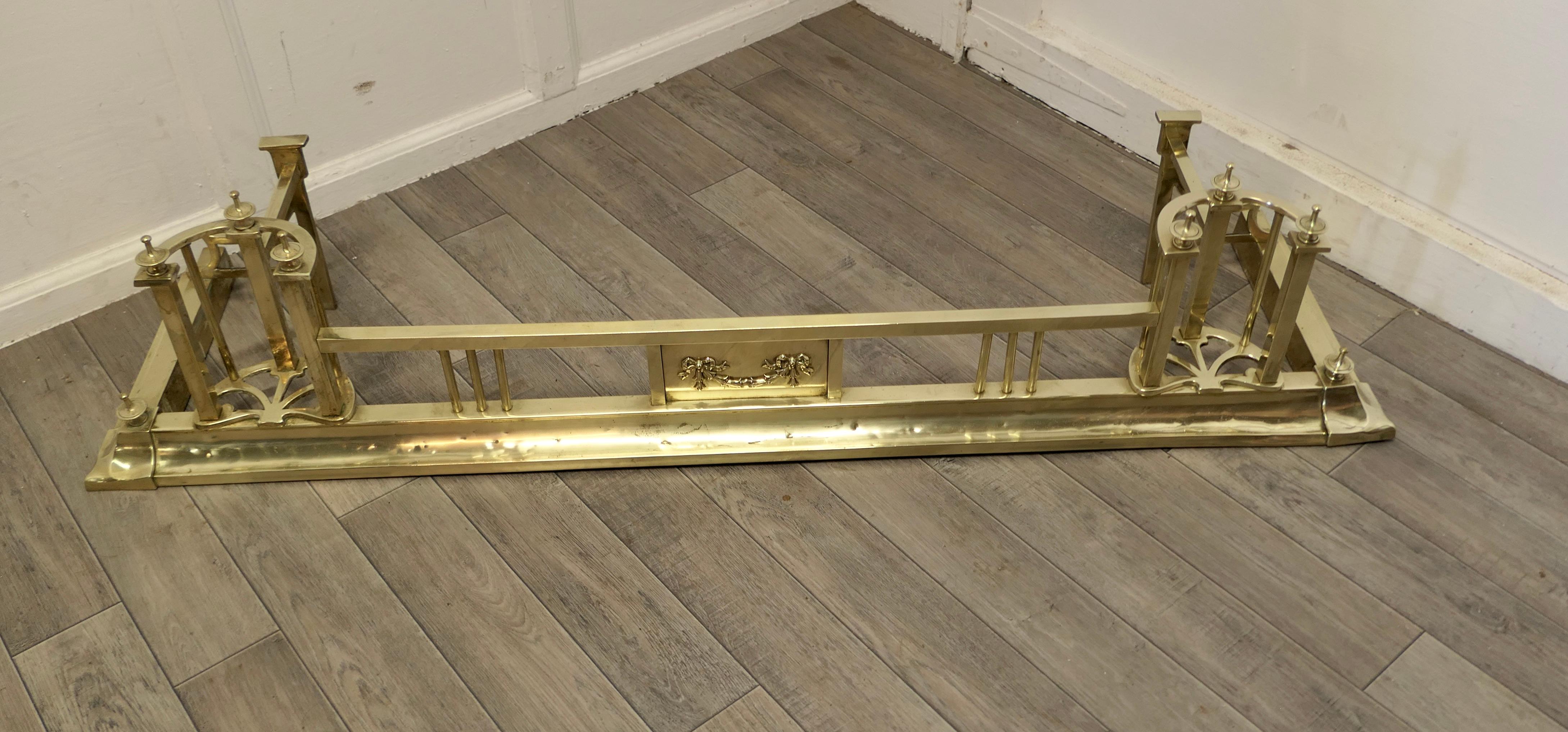 Art Nouveau Victorian Brass Fender This is a Very Attractive Brass Fender In Good Condition For Sale In Chillerton, Isle of Wight