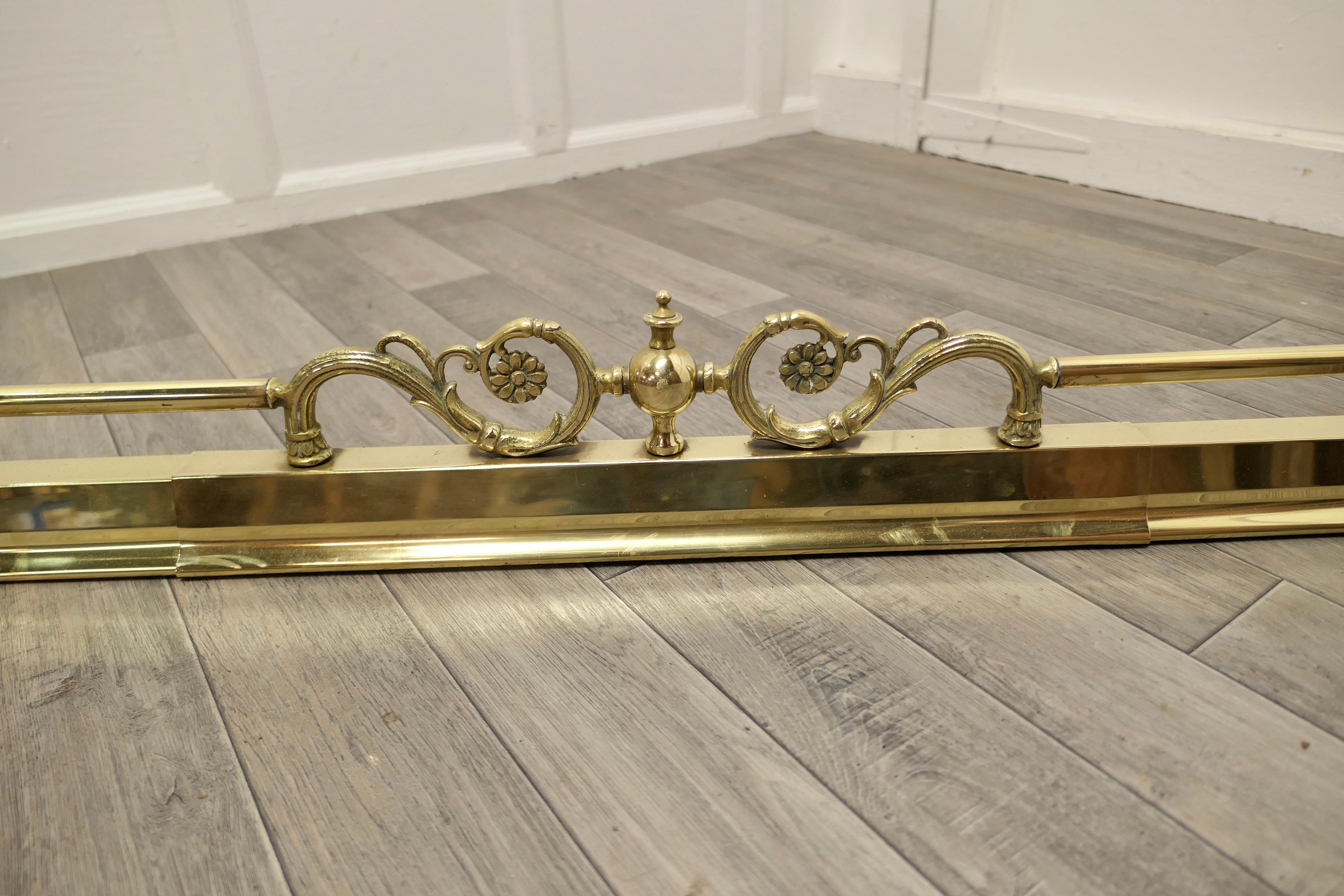 Art Nouveau Victorian Extending Brass Fender In Good Condition In Chillerton, Isle of Wight