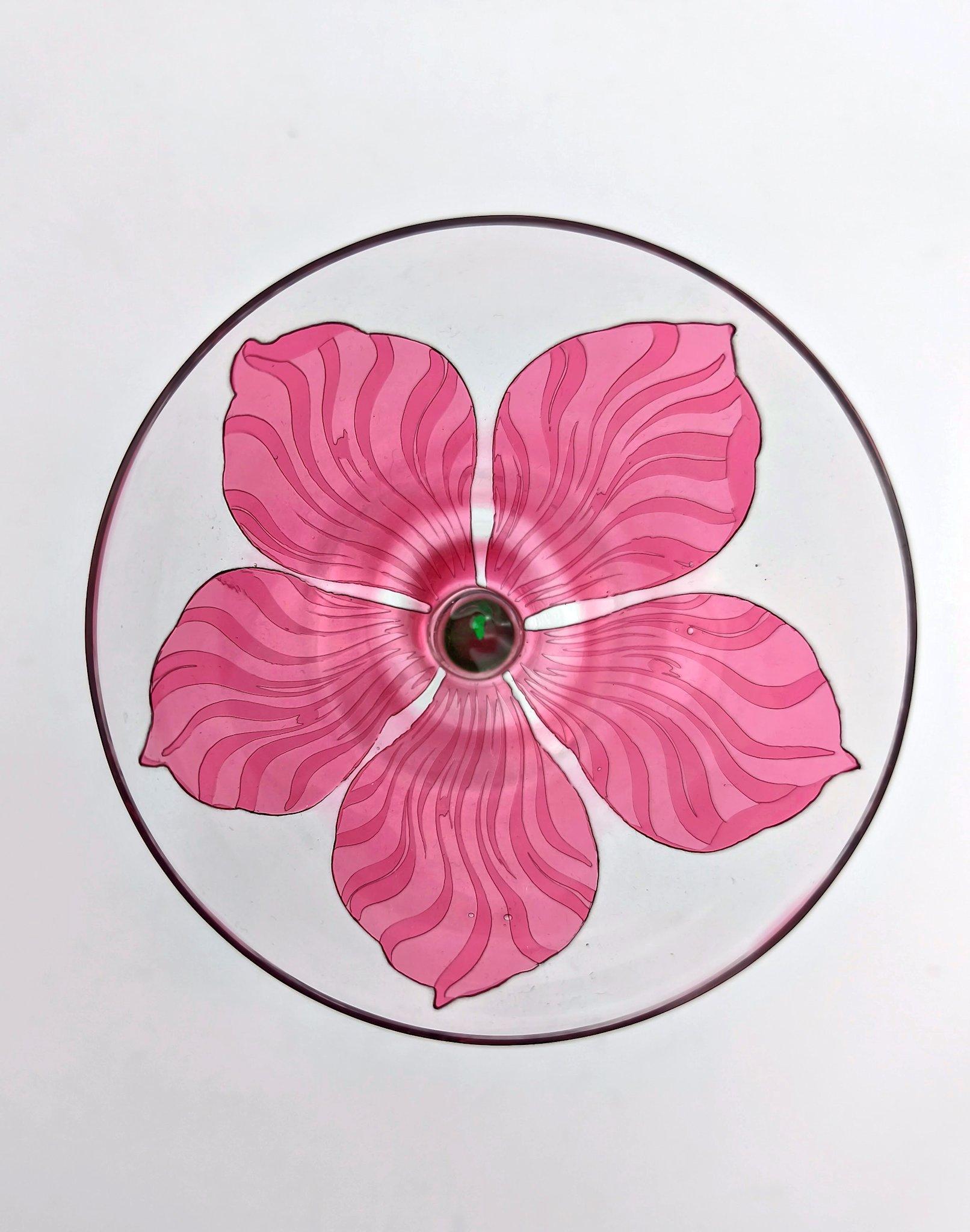 Un meraviglioso design art nouveau - Jugendstil di Colonia realizzato nel 1902 circa dalla Rheinische Glashuetten AG Koeln-Ehrenfeld. L'azienda ha eseguito opere di famosi designer come Peter Behrens, Joseph Maria Olbrich e Koloman Moser, ma per