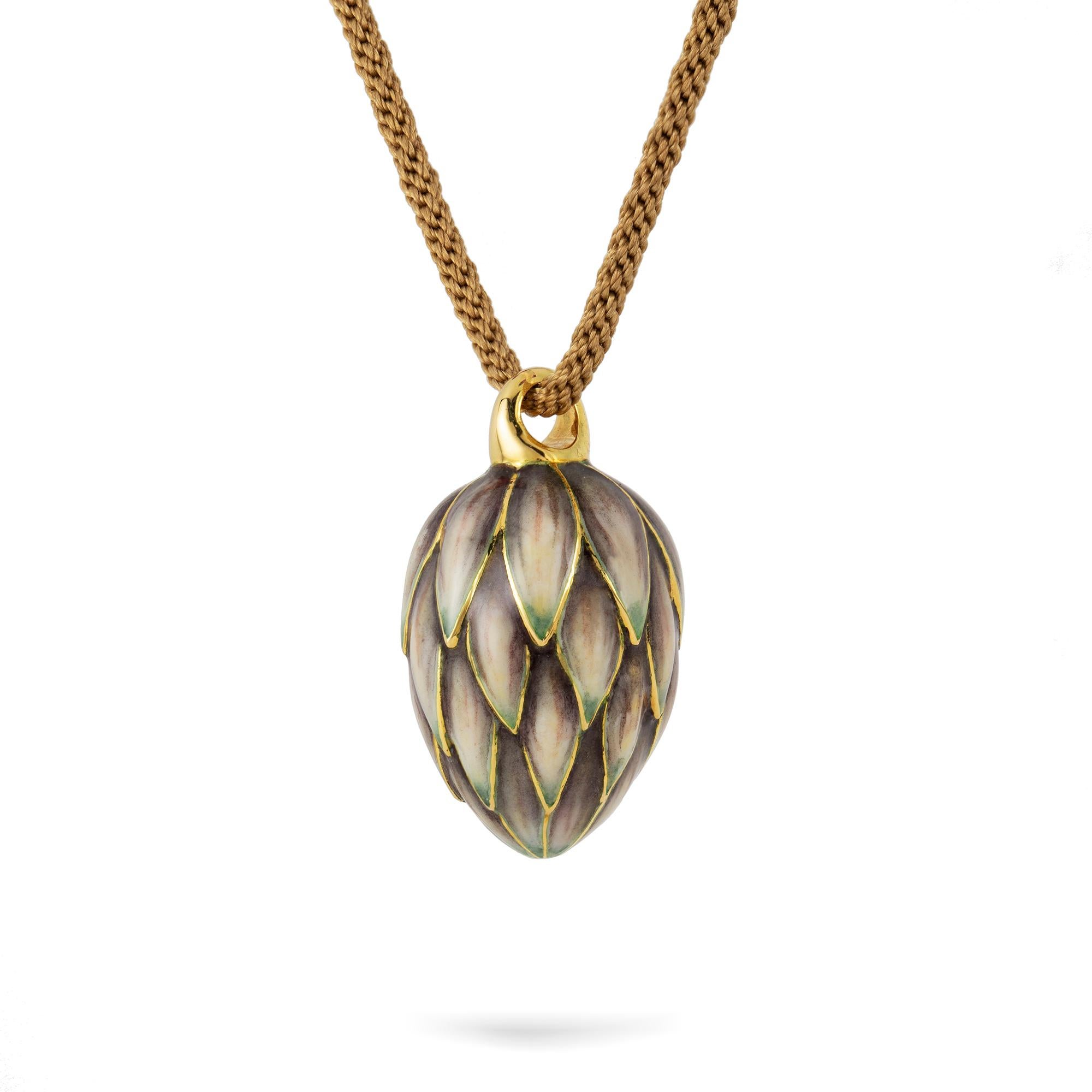 Un pendentif en émail d'artichaut par Ilgiz F, le pendentif en émail d'artichaut finement champlevé fait en or jaune 18ct et suspendu par un cordon de soie tissé à la main de couleur brune, avec un fermoir en or jaune, fait par Ilgiz Fazulzyanov, 