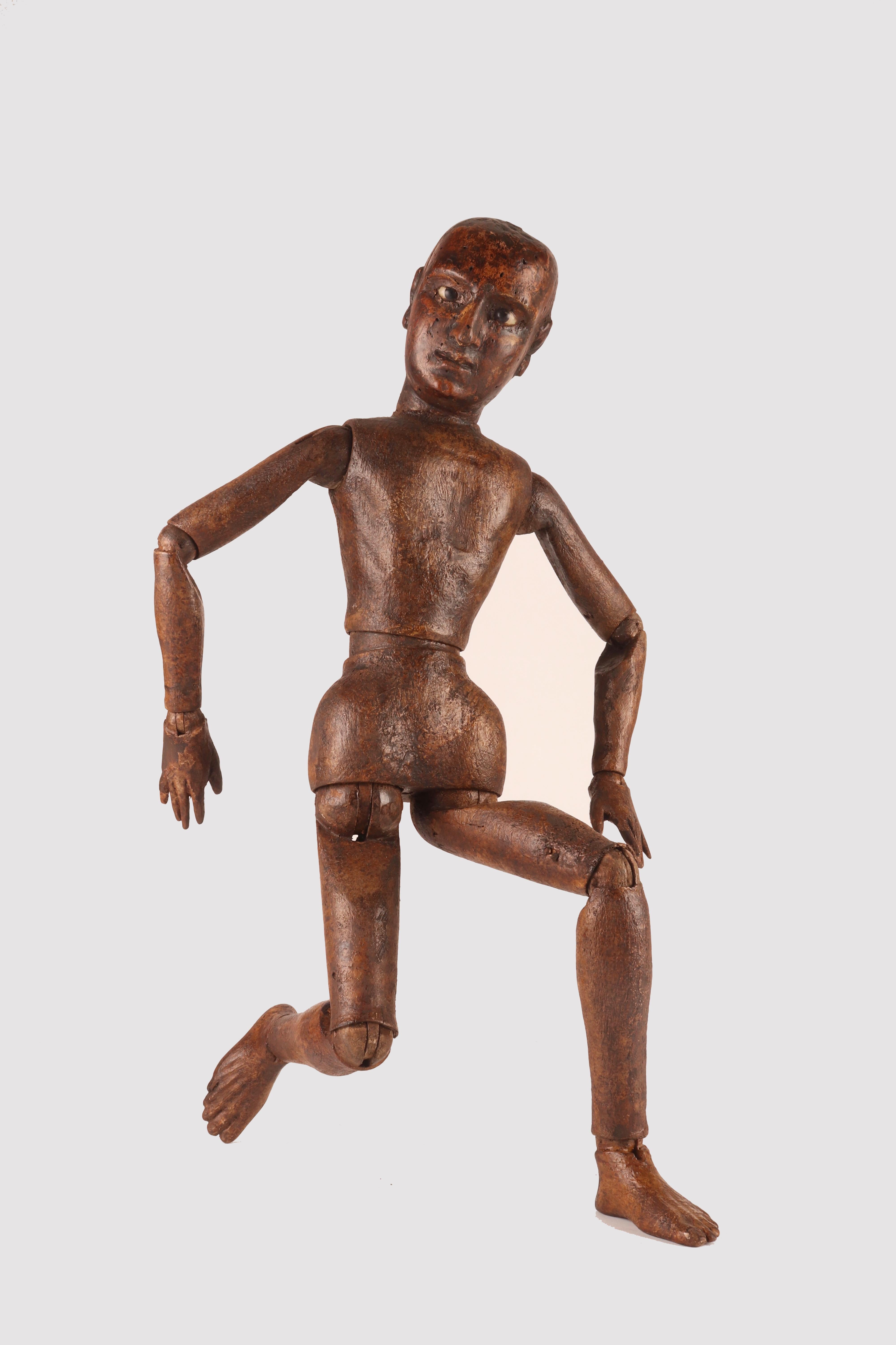 An articulated painter's mannequin of medium size, with a true face. The mannequin is carved and made of fruit wood, the face has glass paste eyes. Italy second half of the 19th century.