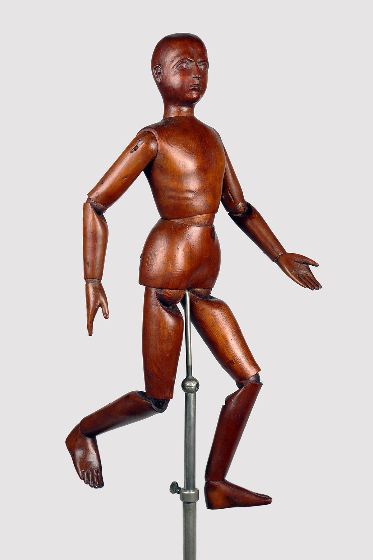 Un manichino articolato di un pittore di medie dimensioni, con il volto a grandezza naturale. Il manichino è scolpito e realizzato in Wood Wood. Il supporto regolabile in altezza (40