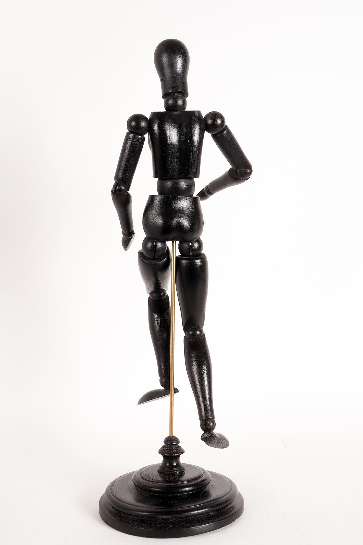 An articulated artist dummy, made out of ebonized wood, France 1920. In Good Condition For Sale In Milan, IT