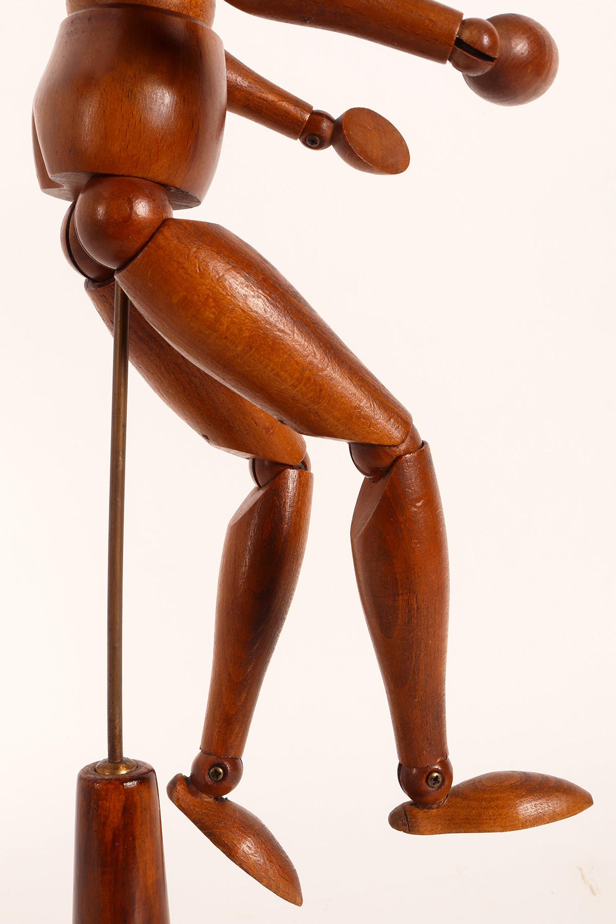 An articulated artist dummy, made out of oak wood, France 1920. For Sale 4