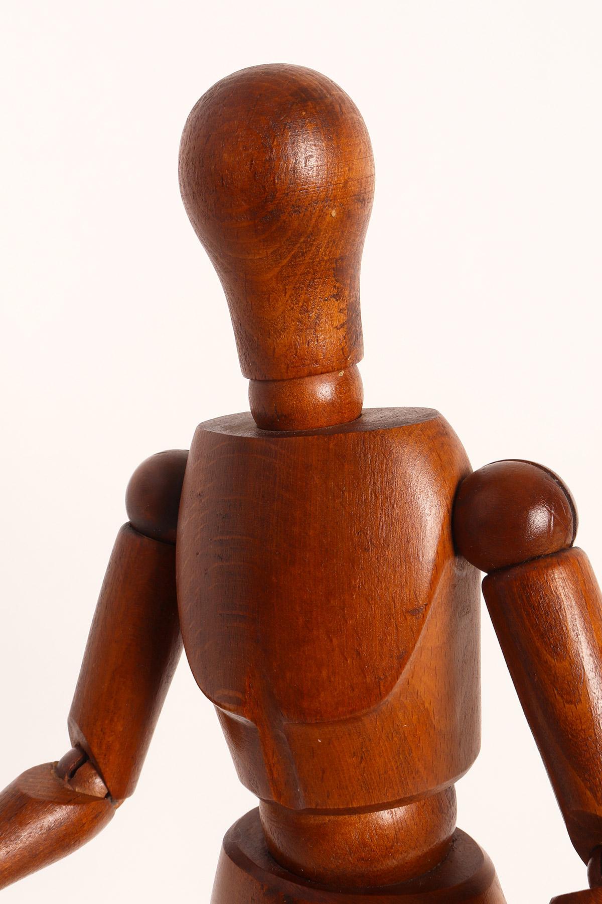 An articulated artist dummy, made out of oak wood, France 1920. For Sale 6