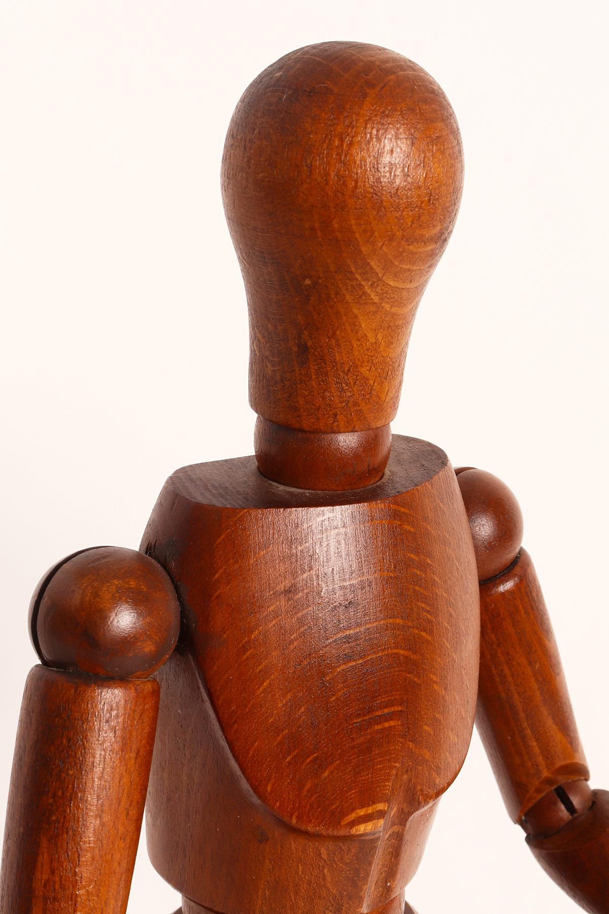 An articulated artist dummy, made out of oak wood, France 1920. For Sale 7