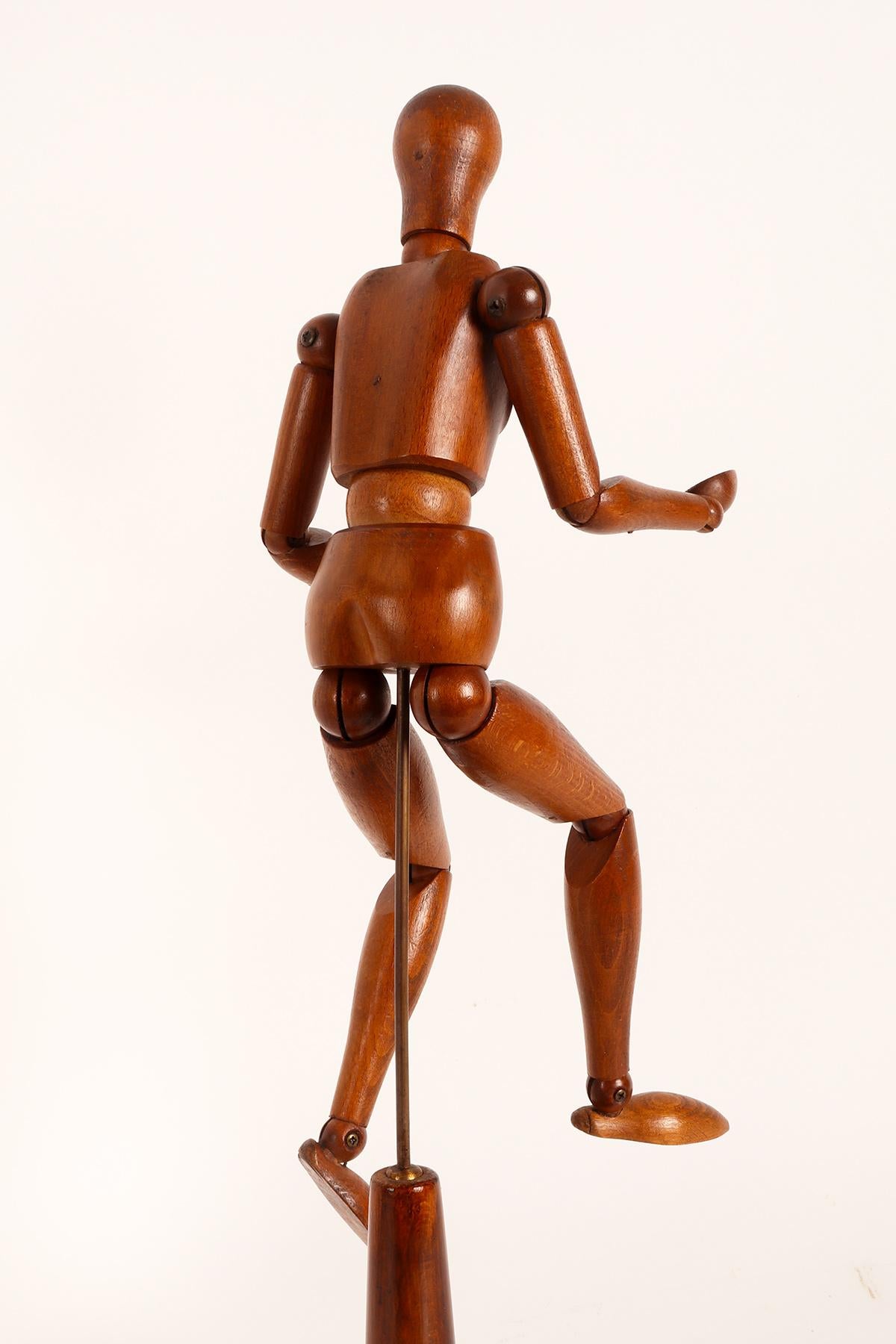 20th Century An articulated artist dummy, made out of oak wood, France 1920. For Sale