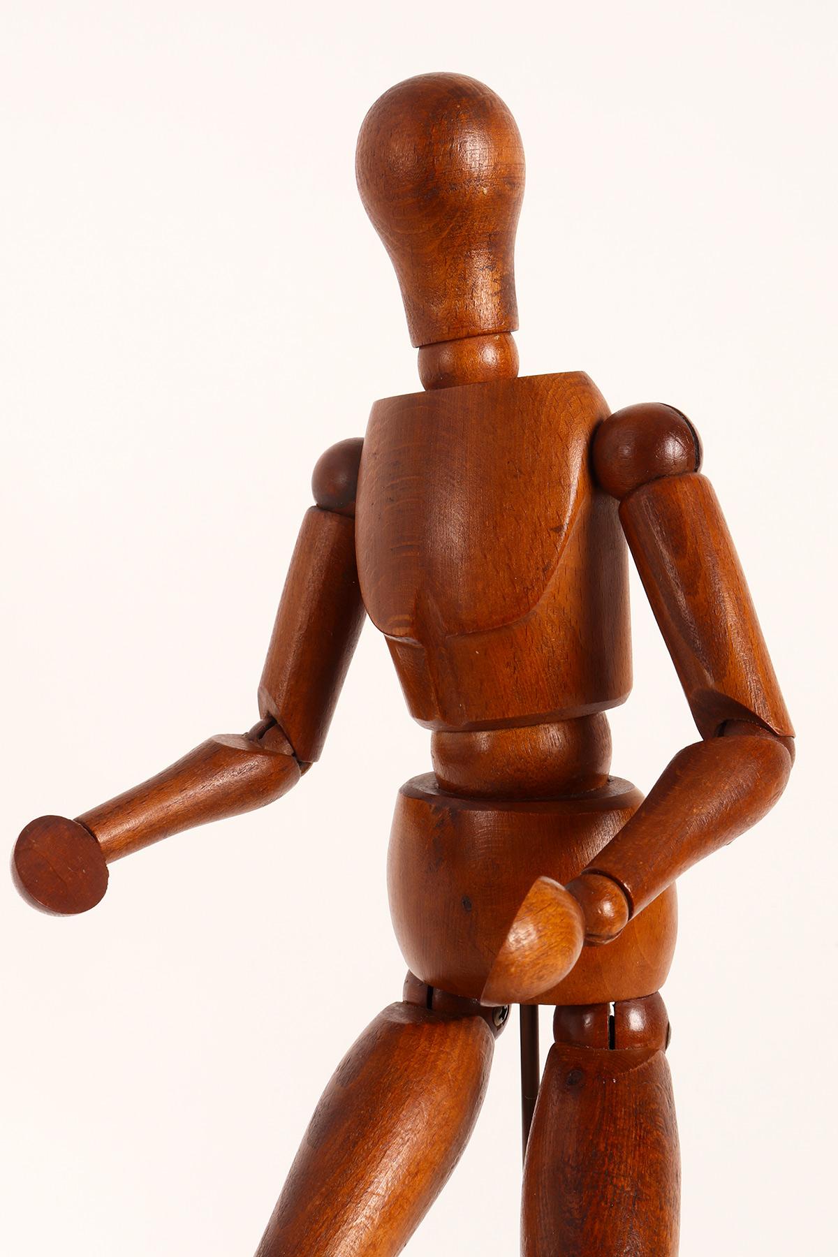 An articulated artist dummy, made out of oak wood, France 1920. For Sale 1