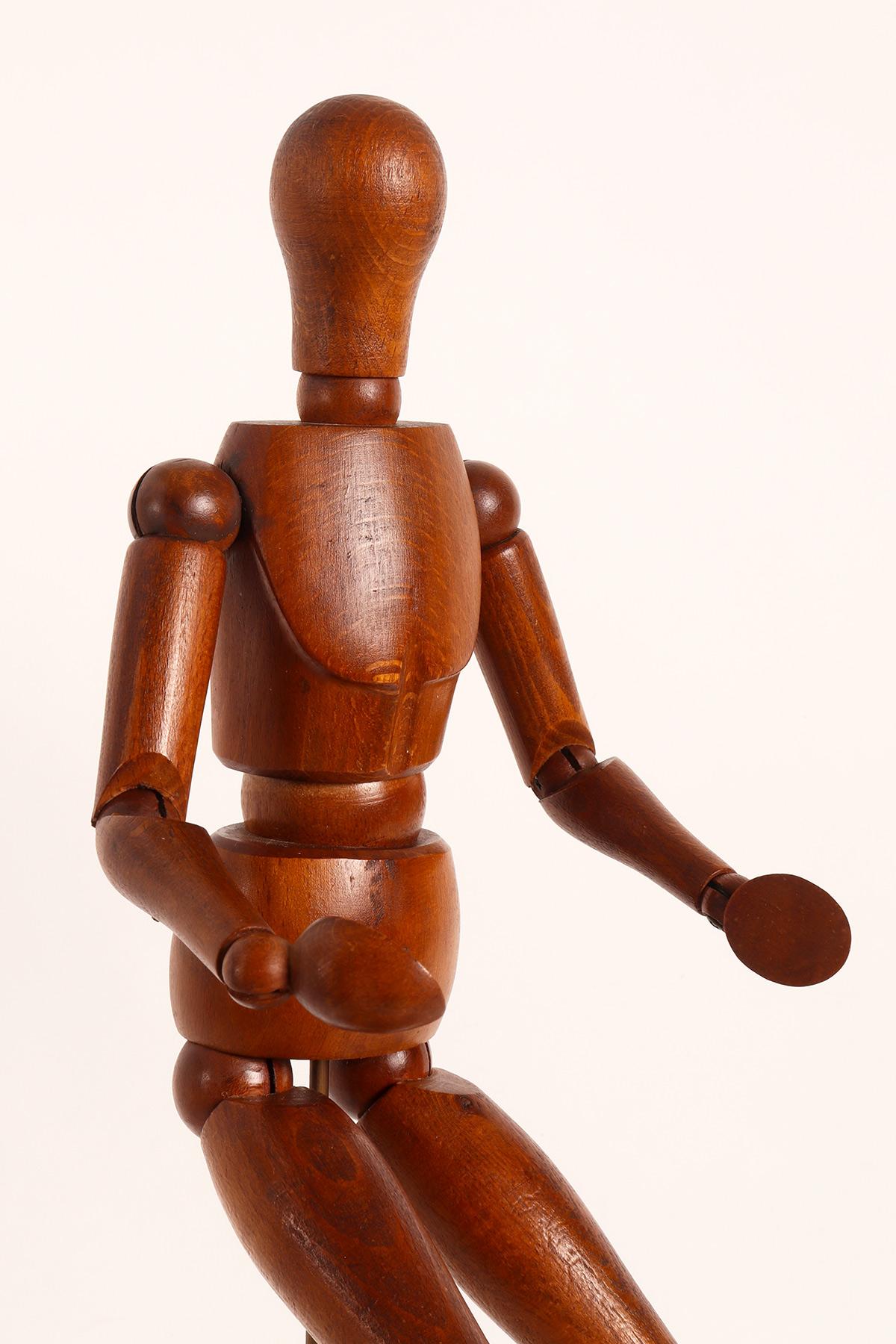An articulated artist dummy, made out of oak wood, France 1920. For Sale 2