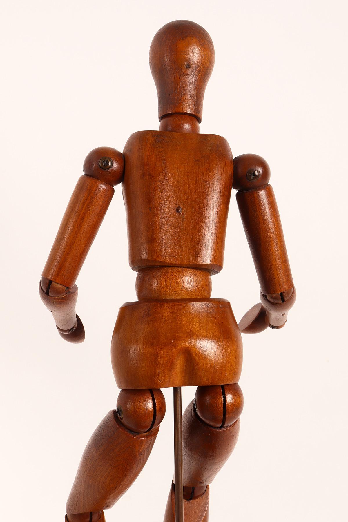 An articulated artist dummy, made out of oak wood, France 1920. For Sale 3