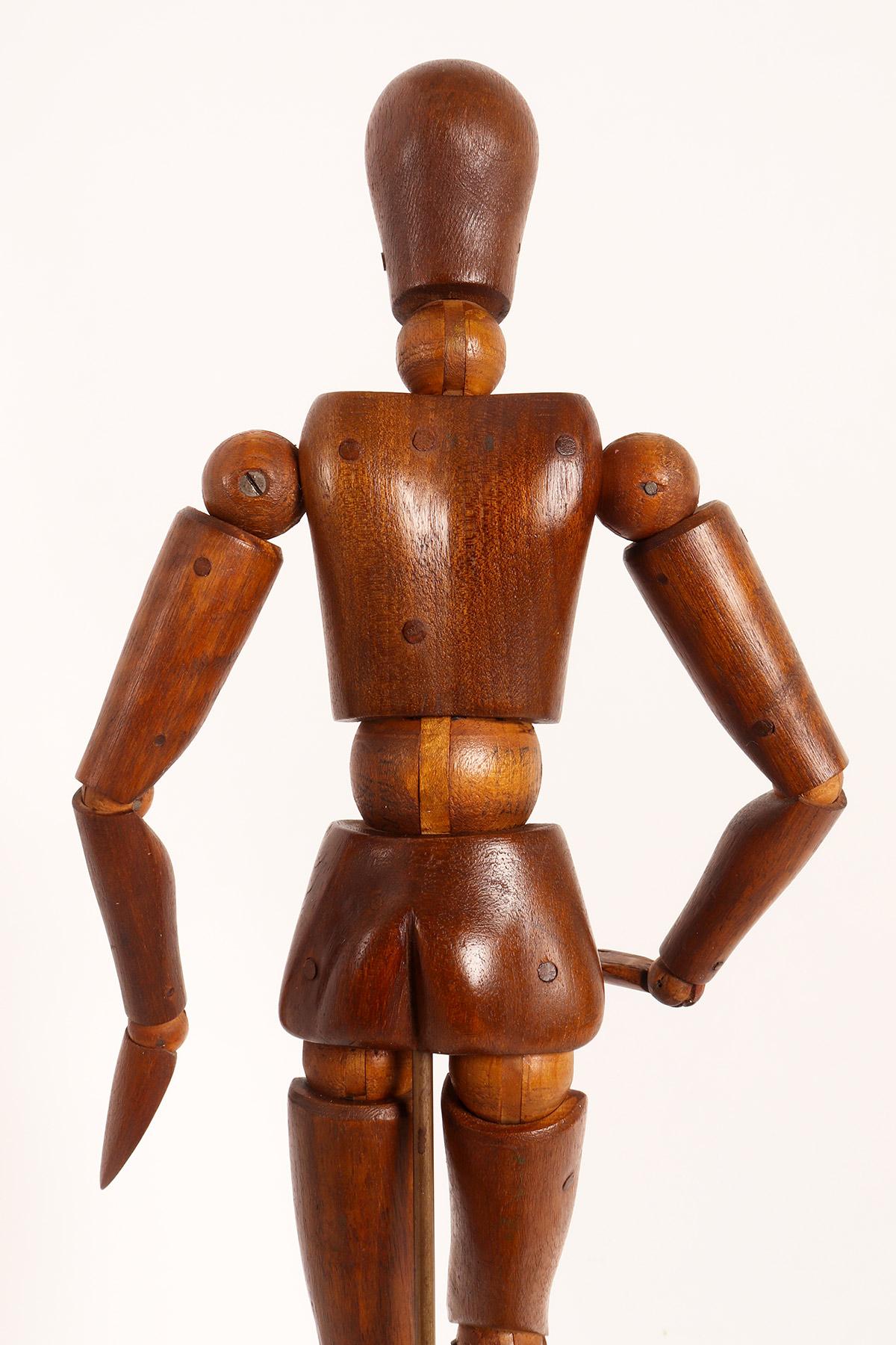 An articulated female artist model, walnut and maple wood, France 1920. For Sale 4